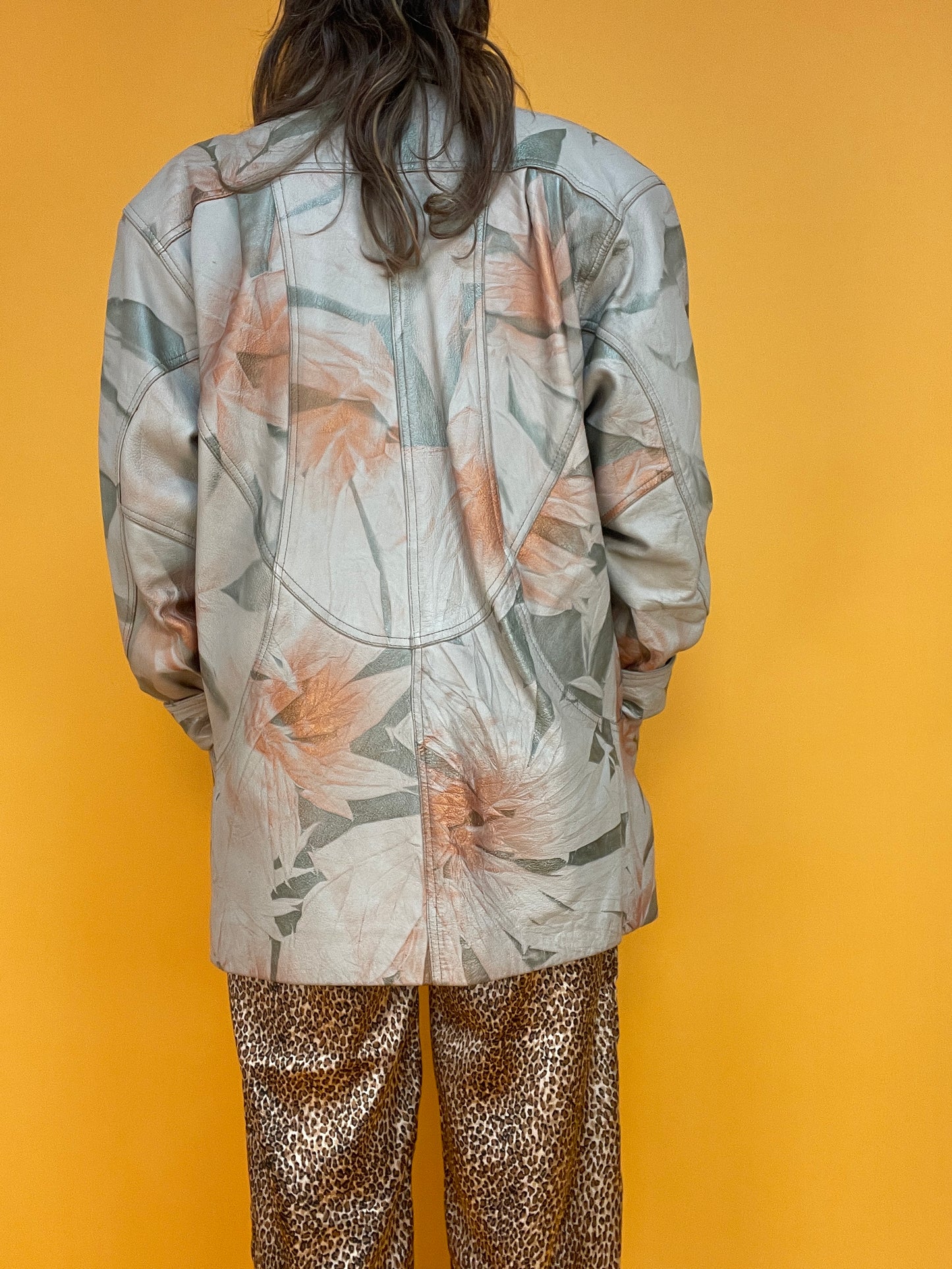 Sandfarbene 80s Lederjacke mit schimmerndem Metallicprint