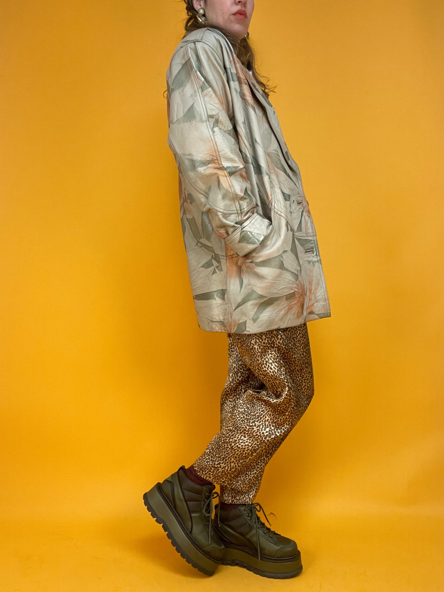 Sandfarbene 80s Lederjacke mit schimmerndem Metallicprint