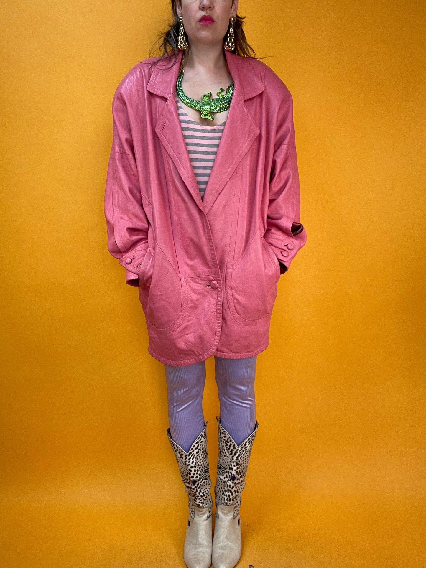 Pinke 80s Lederjacke mit XXL Fledermausärmeln