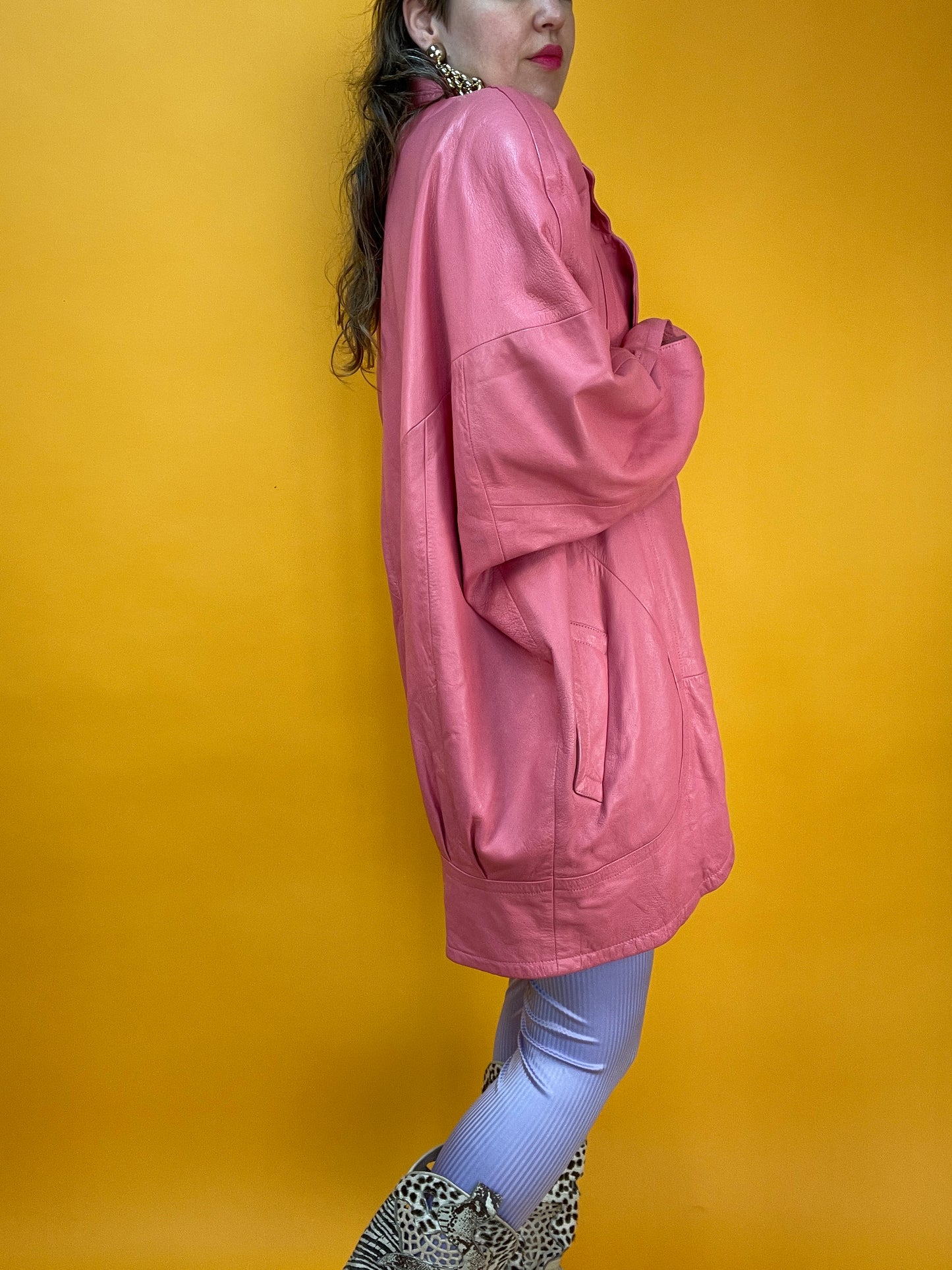 Pinke 80s Lederjacke mit XXL Fledermausärmeln