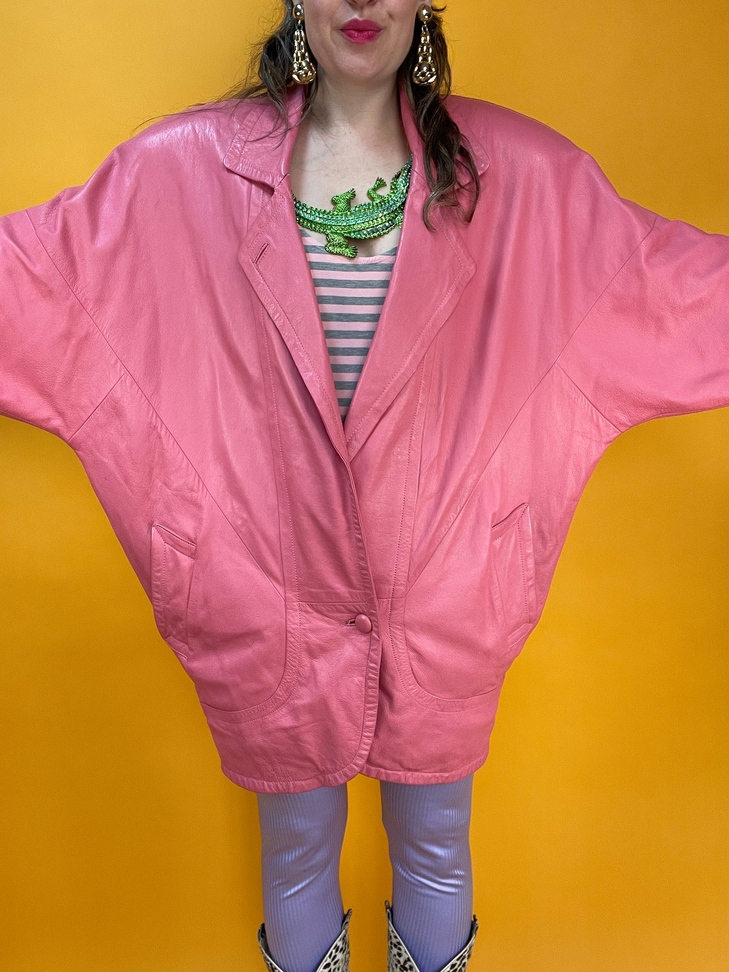 Pinke 80s Lederjacke mit XXL Fledermausärmeln