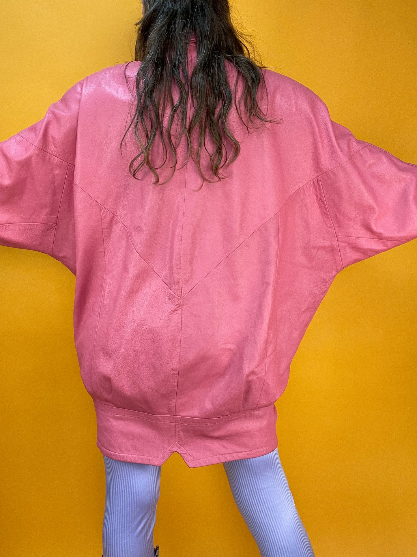 Pinke 80s Lederjacke mit XXL Fledermausärmeln