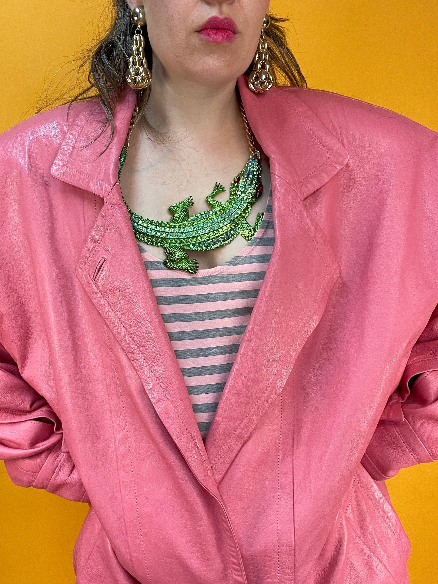 Pinke 80s Lederjacke mit XXL Fledermausärmeln