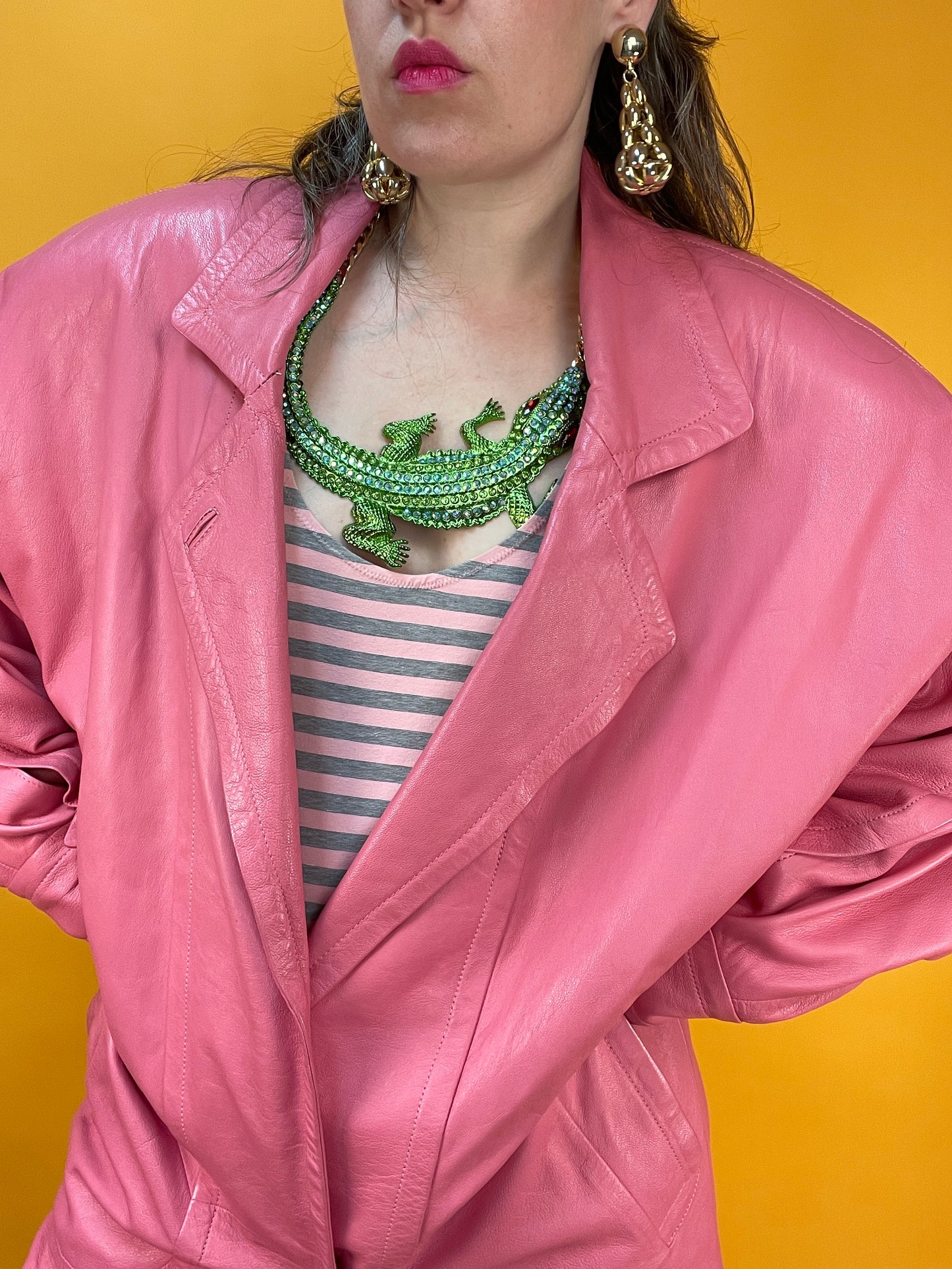 Pinke 80s Lederjacke mit XXL Fledermausärmeln