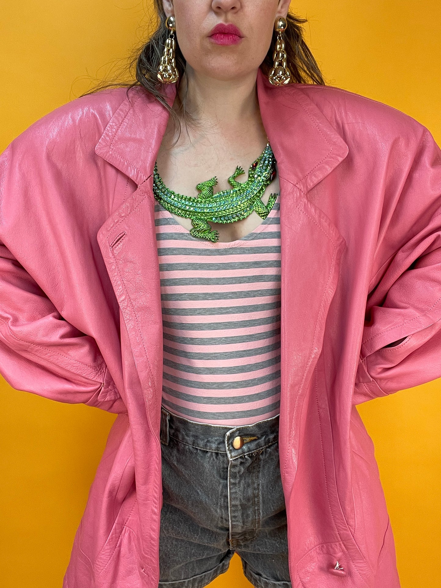 Pinke 80s Lederjacke mit XXL Fledermausärmeln