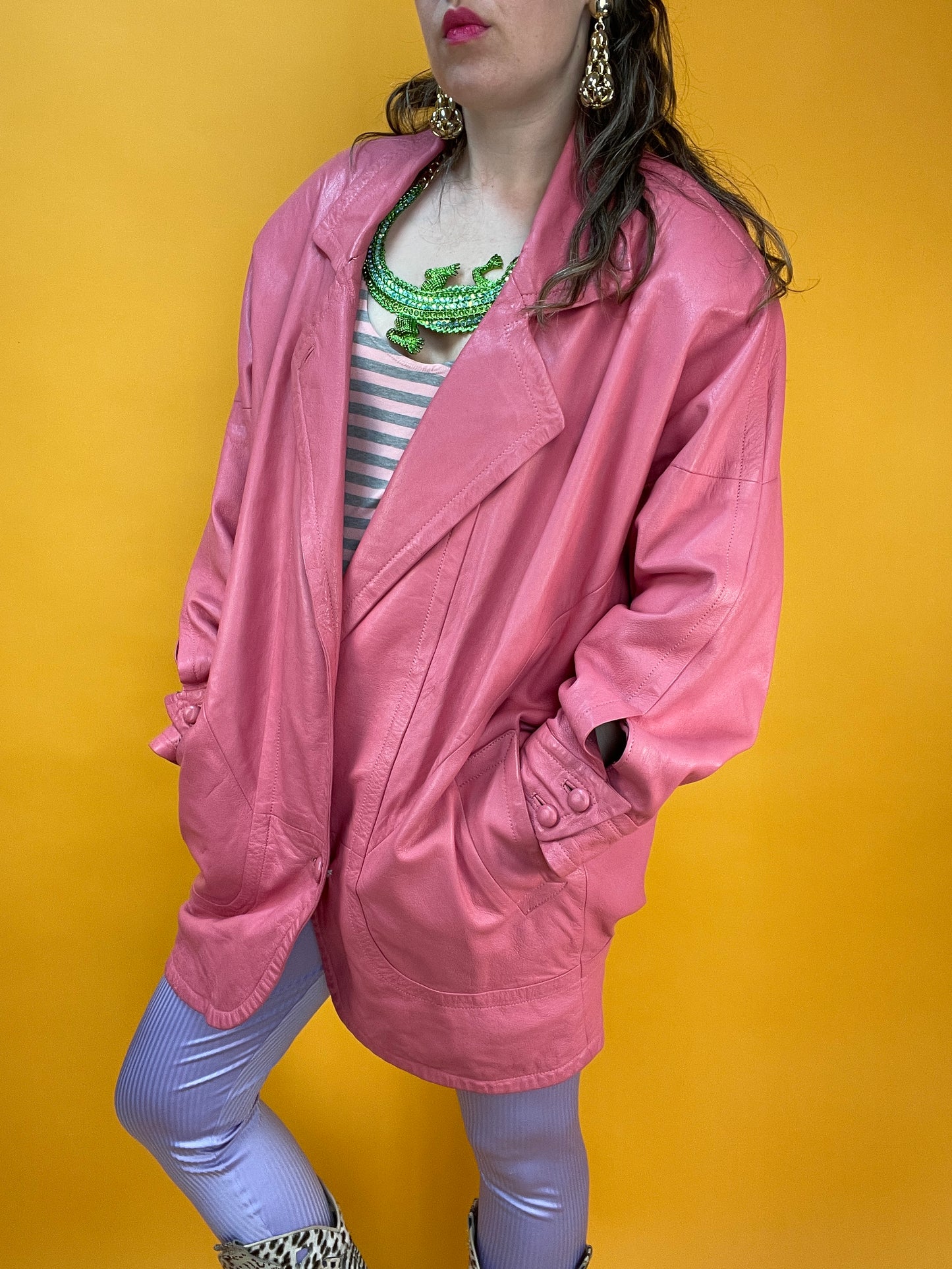 Pinke 80s Lederjacke mit XXL Fledermausärmeln