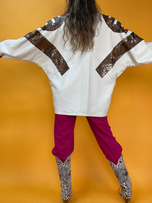 Weiße Lederjacke mit Riesen Fledermausärmeln