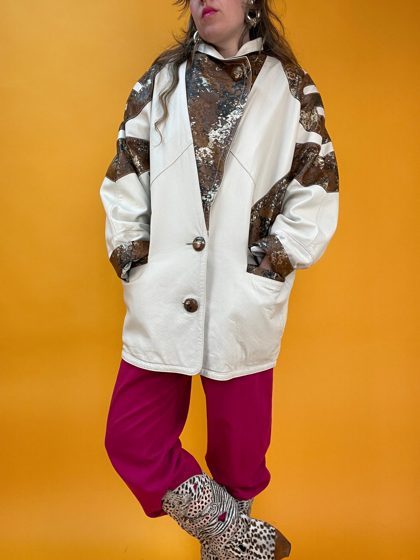 Weiße Lederjacke mit Riesen Fledermausärmeln