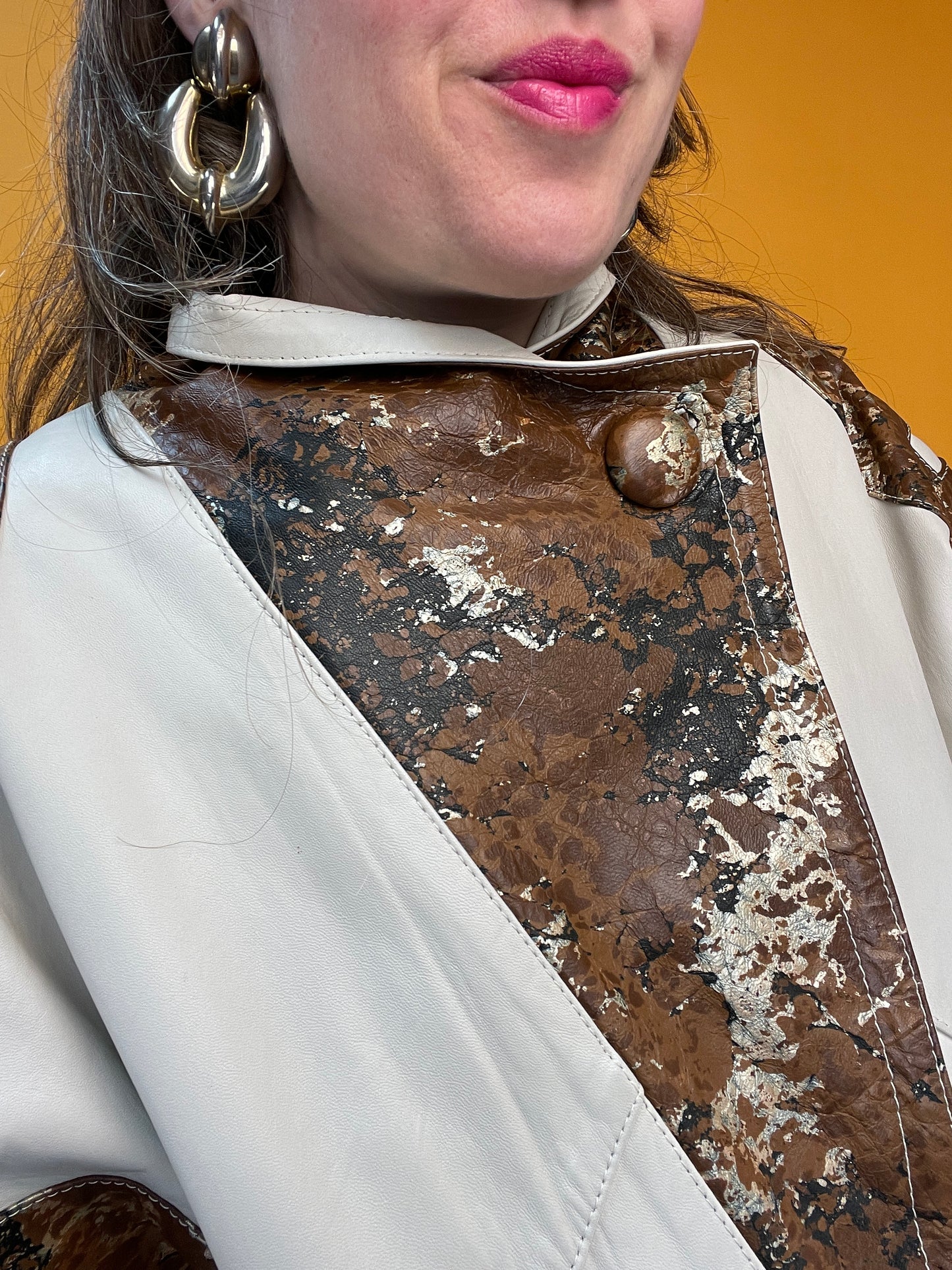 Weiße Lederjacke mit Riesen Fledermausärmeln