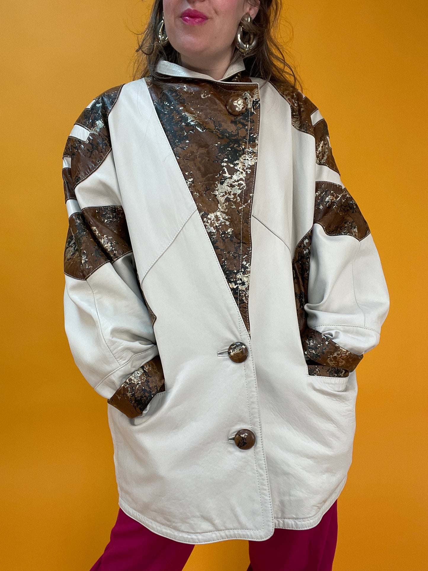 Weiße Lederjacke mit Riesen Fledermausärmeln