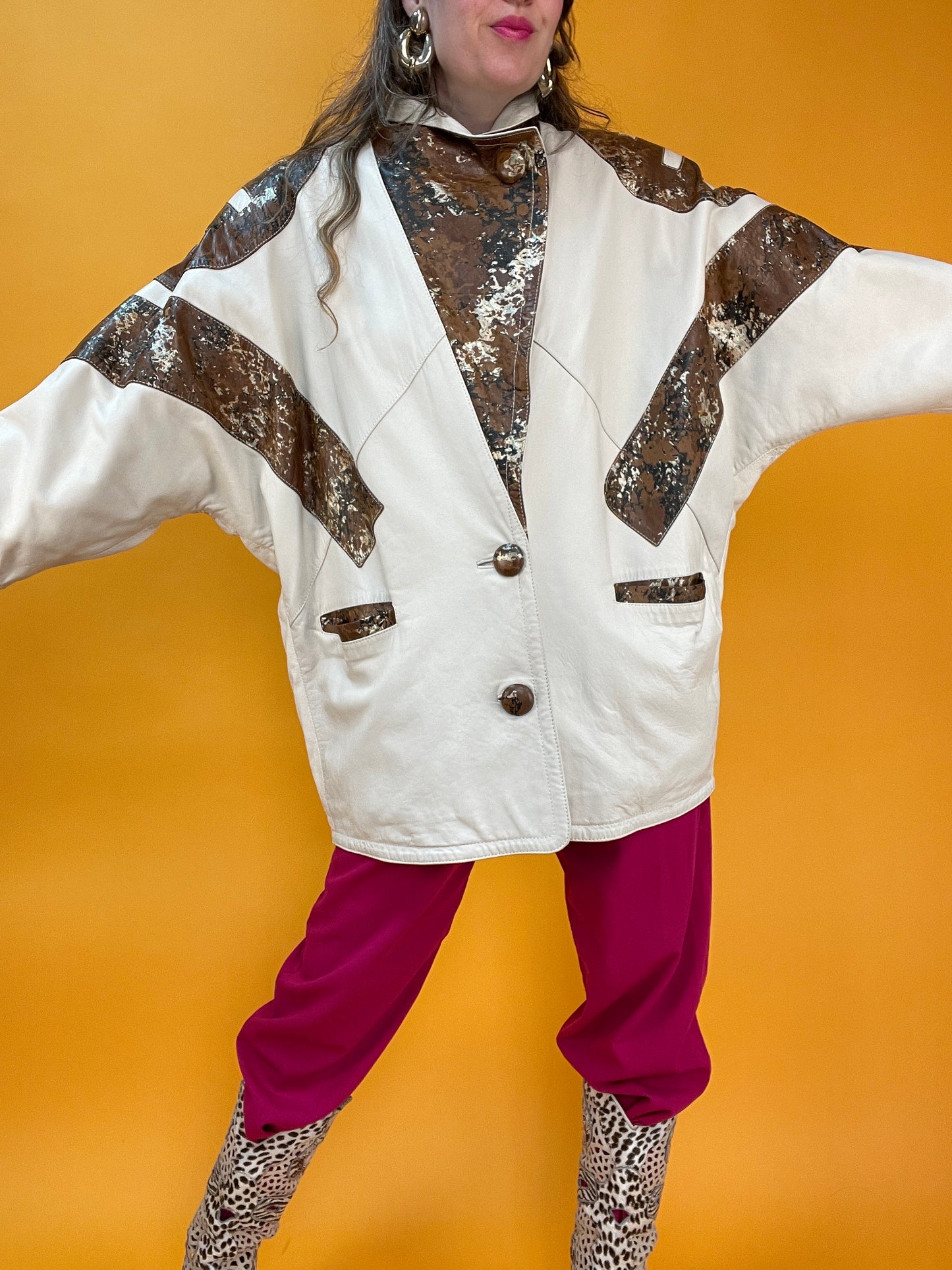 Weiße Lederjacke mit Riesen Fledermausärmeln