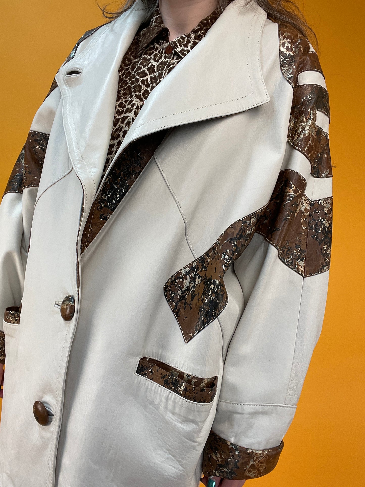 Weiße Lederjacke mit Riesen Fledermausärmeln