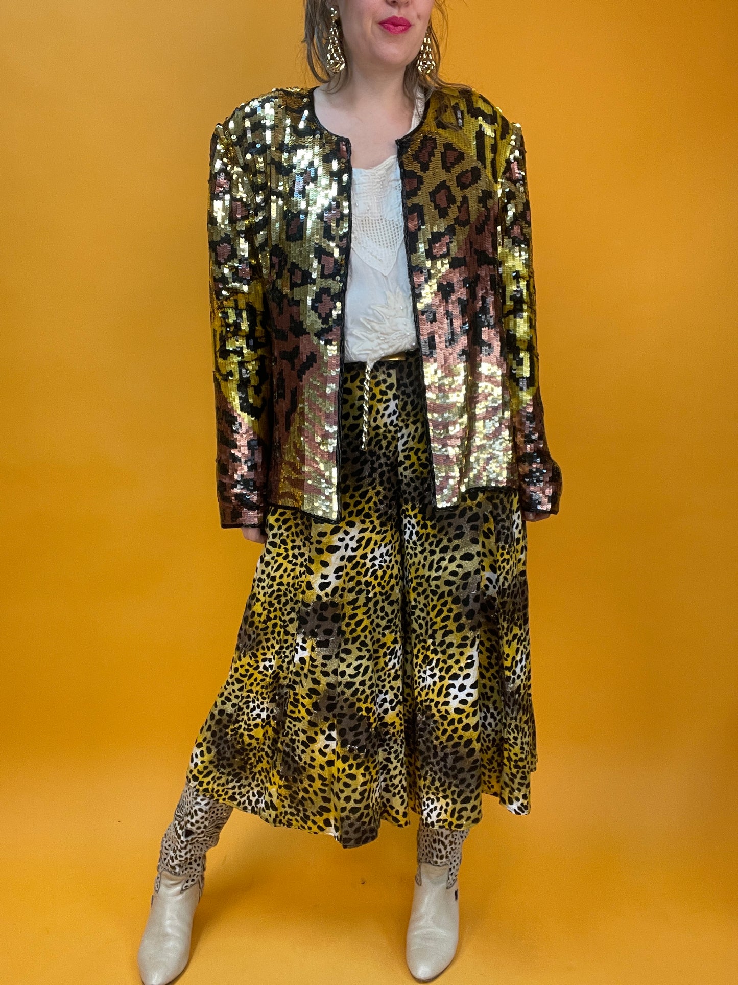 Luxuriöse Paillettenjacke mit all over Paillettenbesatz in Animalprintdesigns