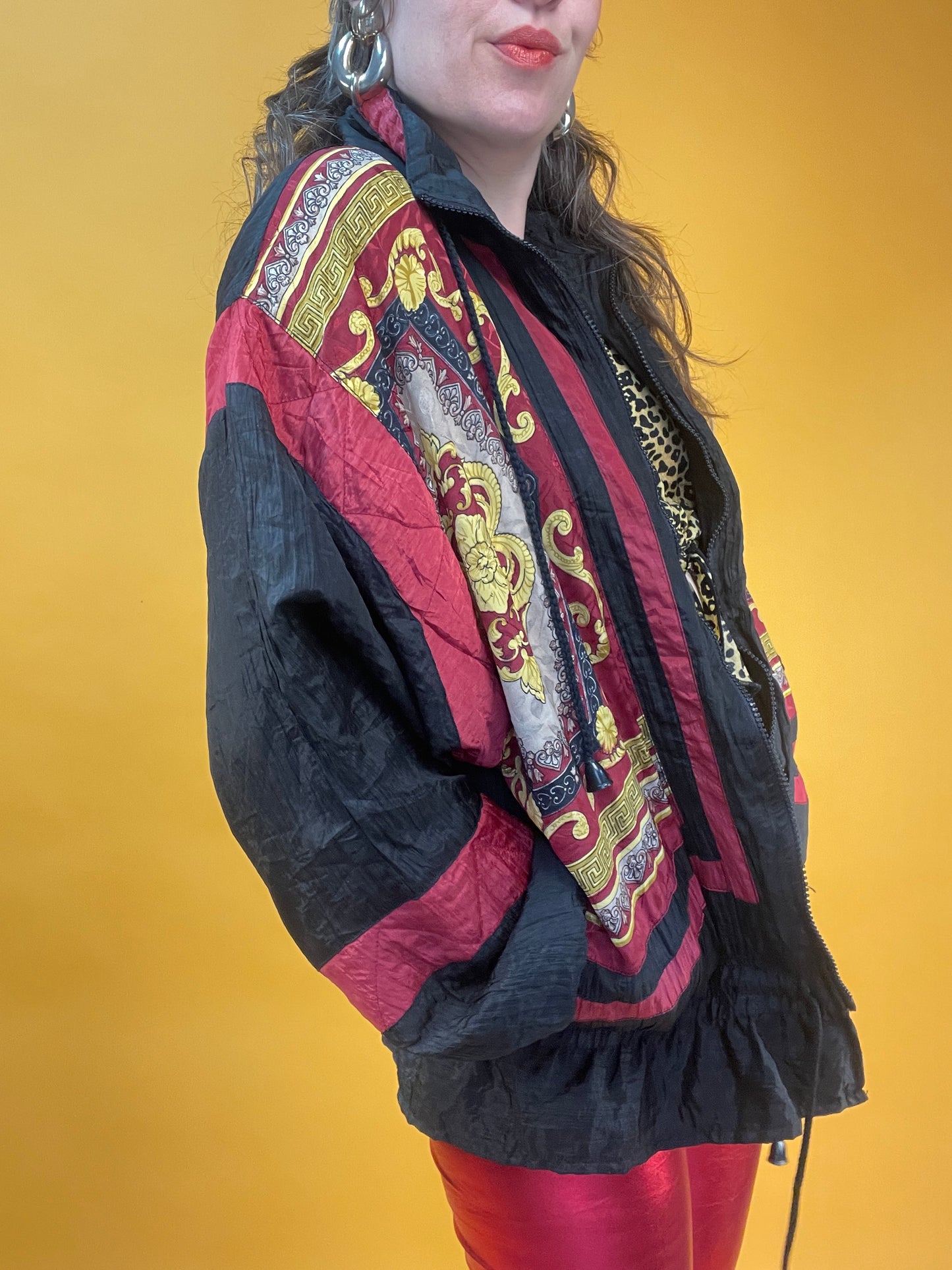 80s Trainingsjacke mit opulentem Barockprint und kleinem Schößchen