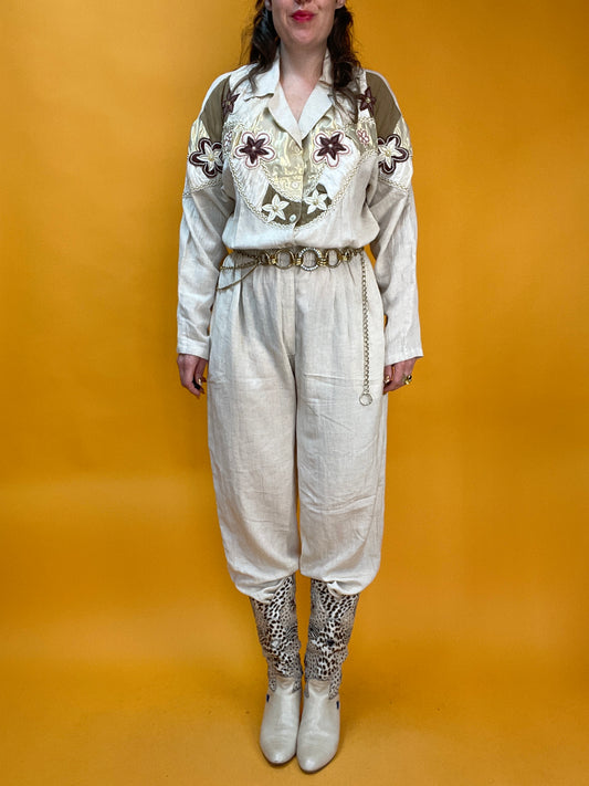 80s Leinen-Jumpsuit mit opulentem Schulterdekor