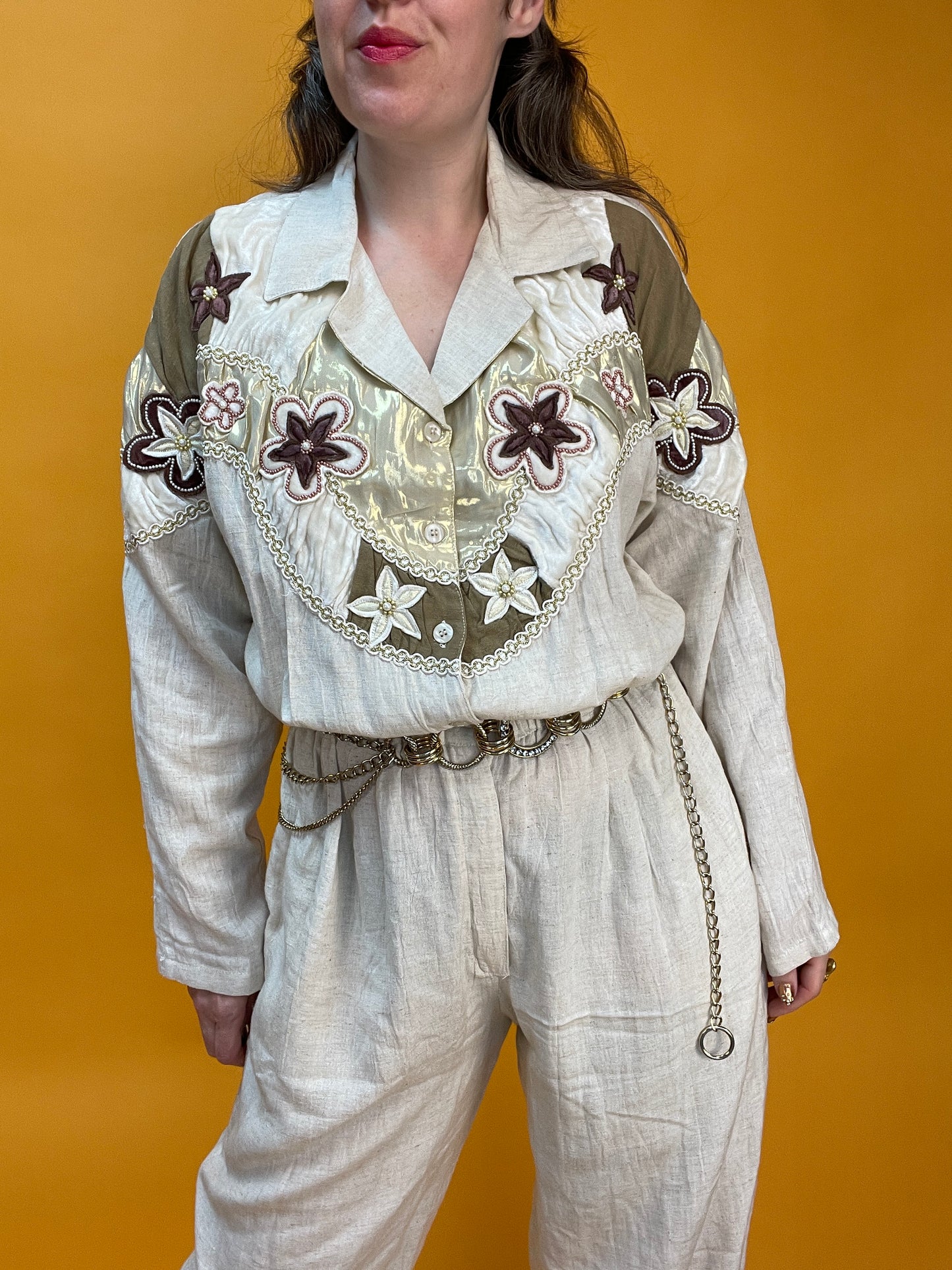 80s Leinen-Jumpsuit mit opulentem Schulterdekor