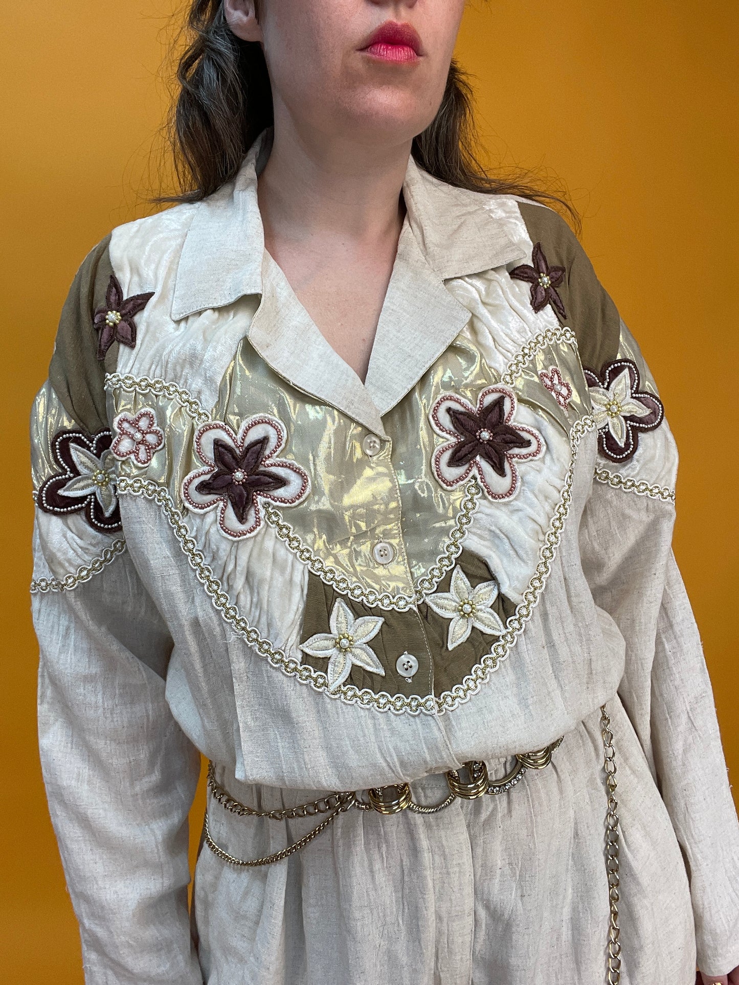 80s Leinen-Jumpsuit mit opulentem Schulterdekor