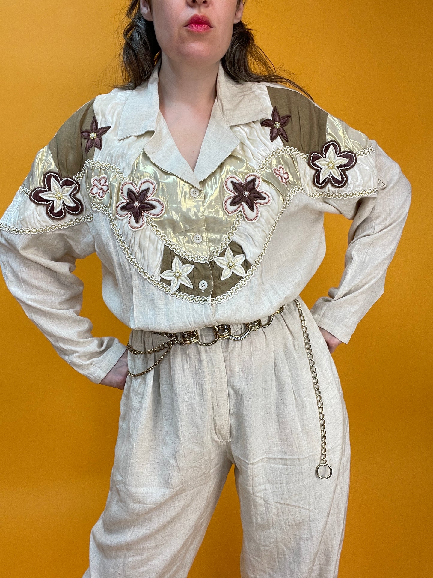 80s Leinen-Jumpsuit mit opulentem Schulterdekor