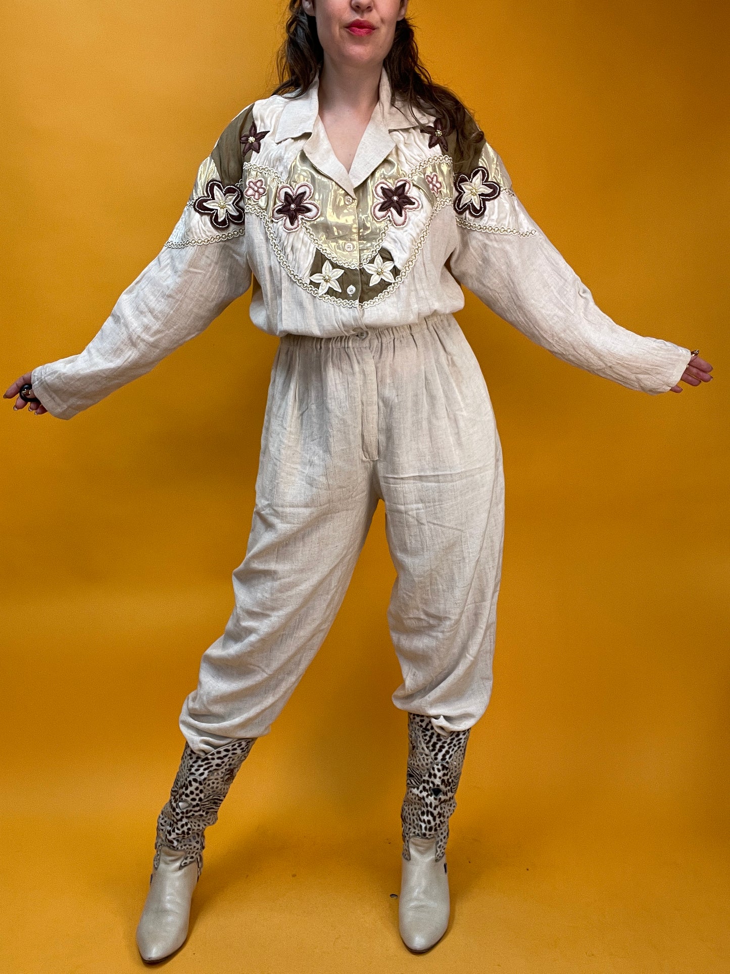 80s Leinen-Jumpsuit mit opulentem Schulterdekor