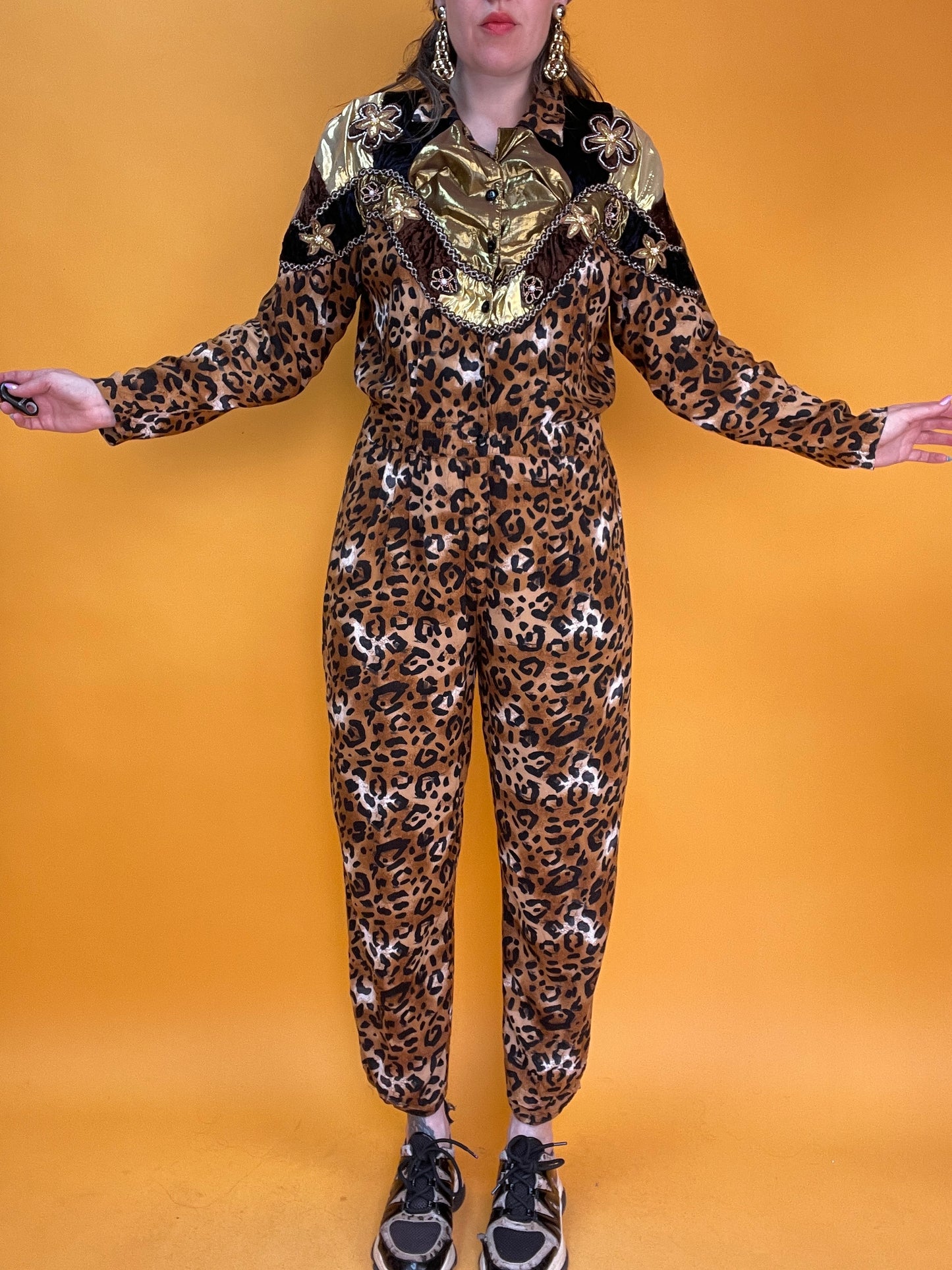 80s Leo-Jumpsuit mit Schulterdekor aus Samt, Lamé und Applikationen