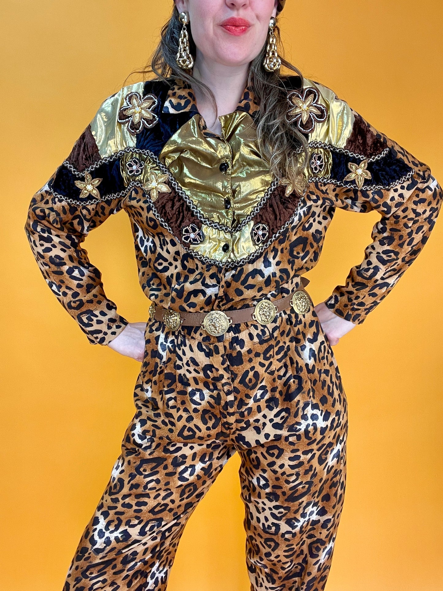 80s Leo-Jumpsuit mit Schulterdekor aus Samt, Lamé und Applikationen