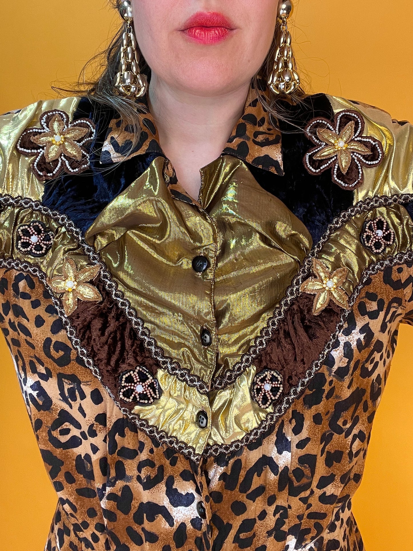 80s Leo-Jumpsuit mit Schulterdekor aus Samt, Lamé und Applikationen