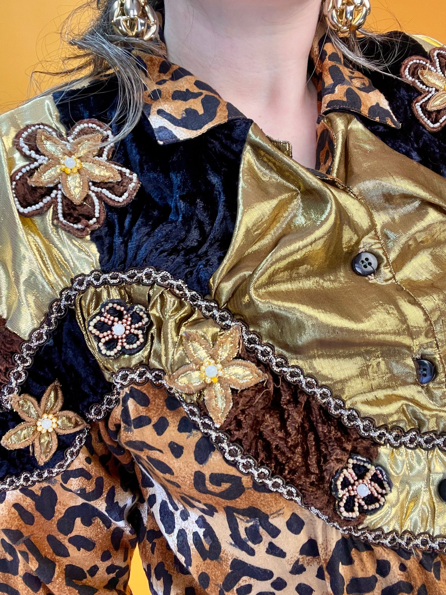 80s Leo-Jumpsuit mit Schulterdekor aus Samt, Lamé und Applikationen