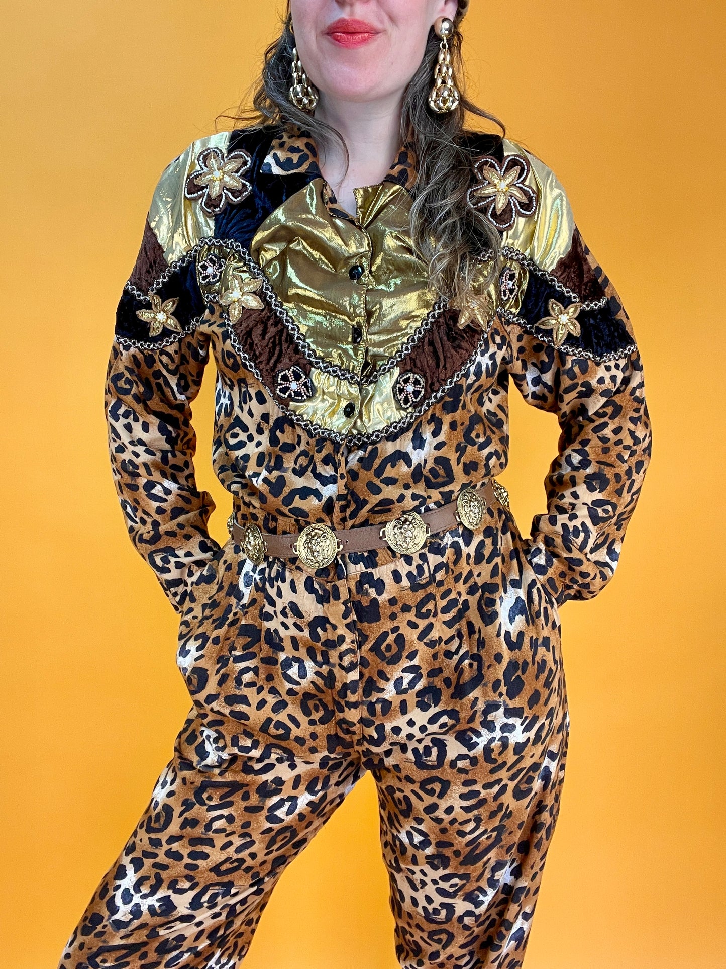 80s Leo-Jumpsuit mit Schulterdekor aus Samt, Lamé und Applikationen