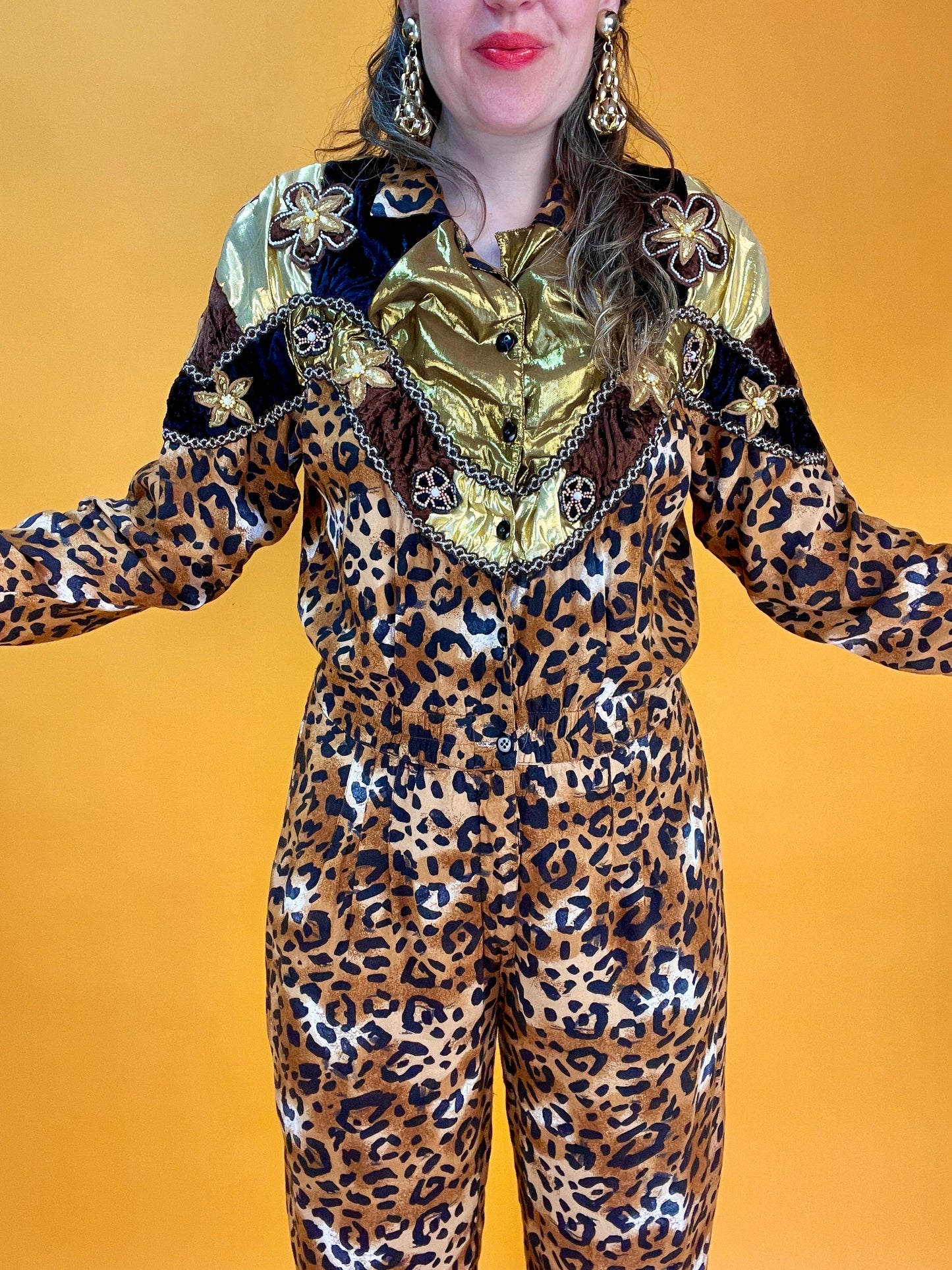 80s Leo-Jumpsuit mit Schulterdekor aus Samt, Lamé und Applikationen