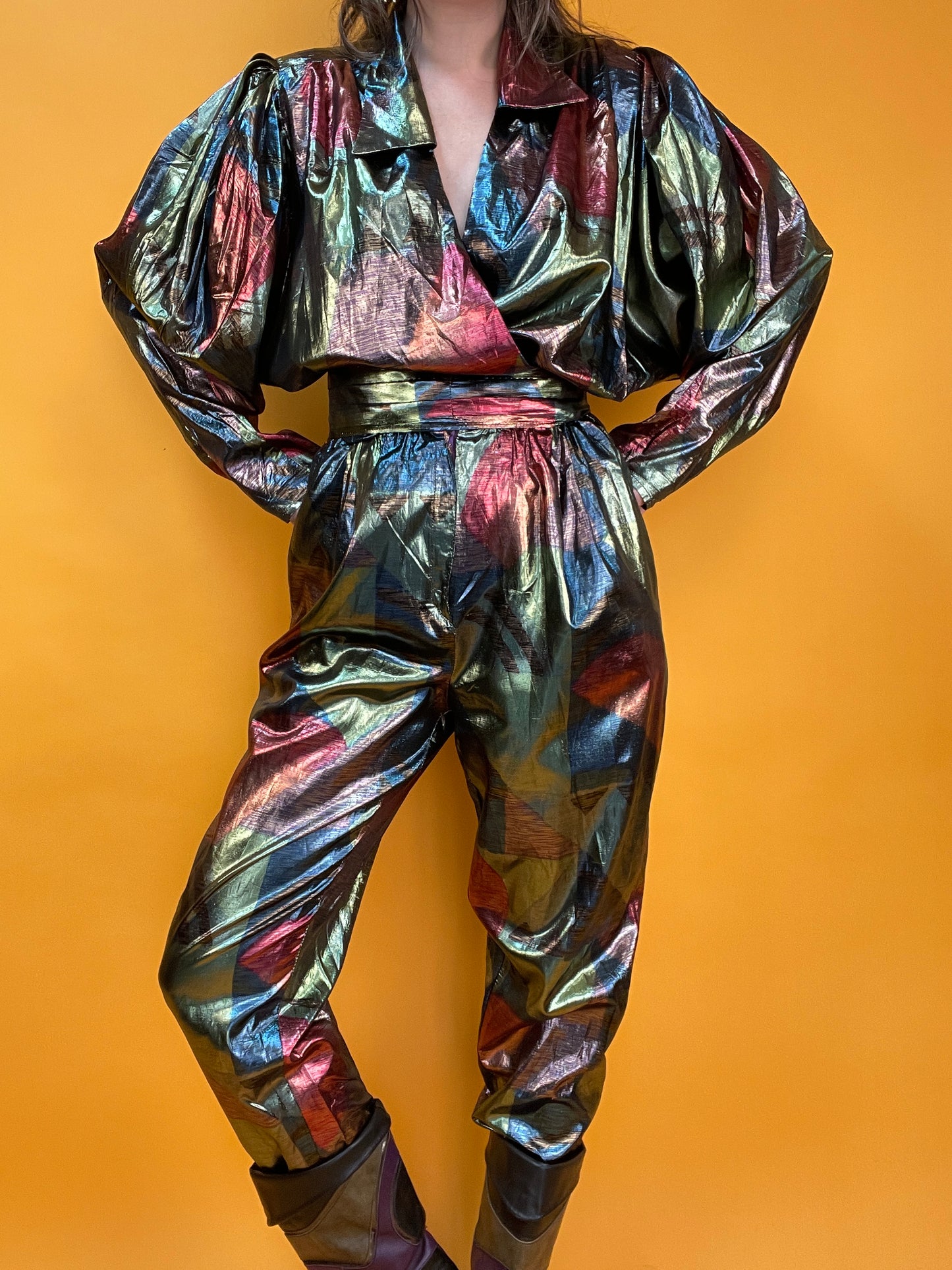 Glänzender Showstopper 80s Metallic-Jumpsuit aus gemustertem Lamé