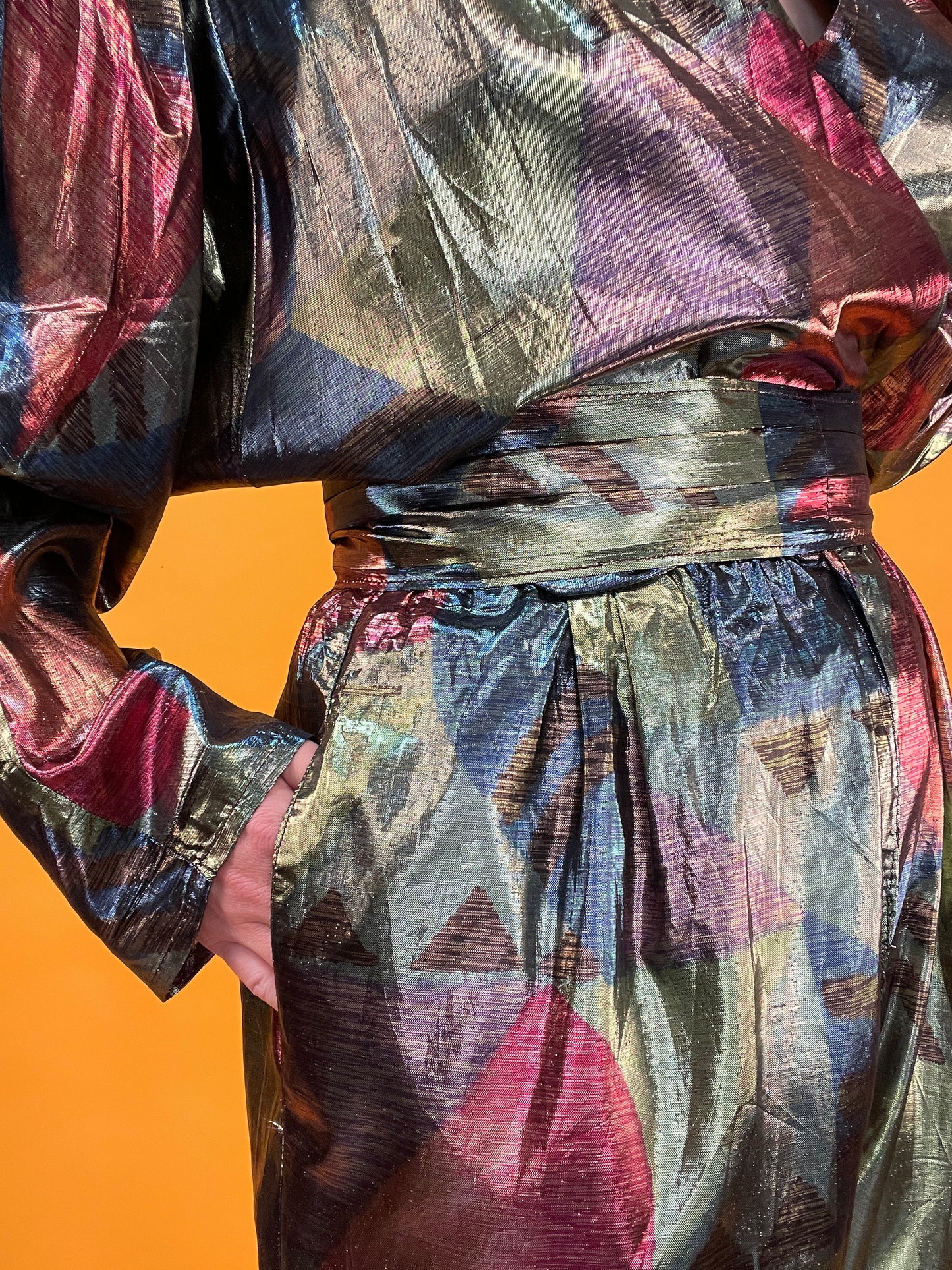 Glänzender Showstopper 80s Metallic-Jumpsuit aus gemustertem Lamé