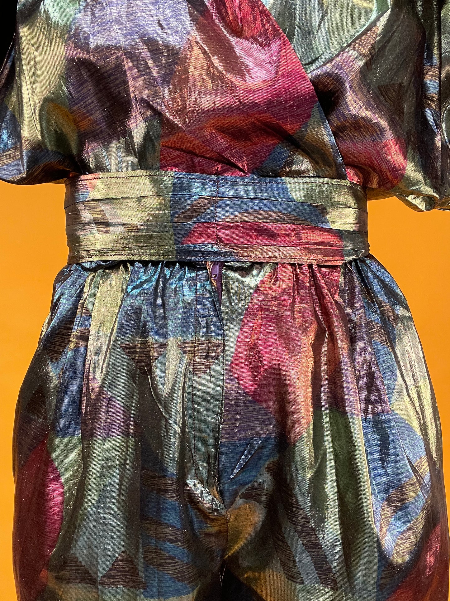 Glänzender Showstopper 80s Metallic-Jumpsuit aus gemustertem Lamé