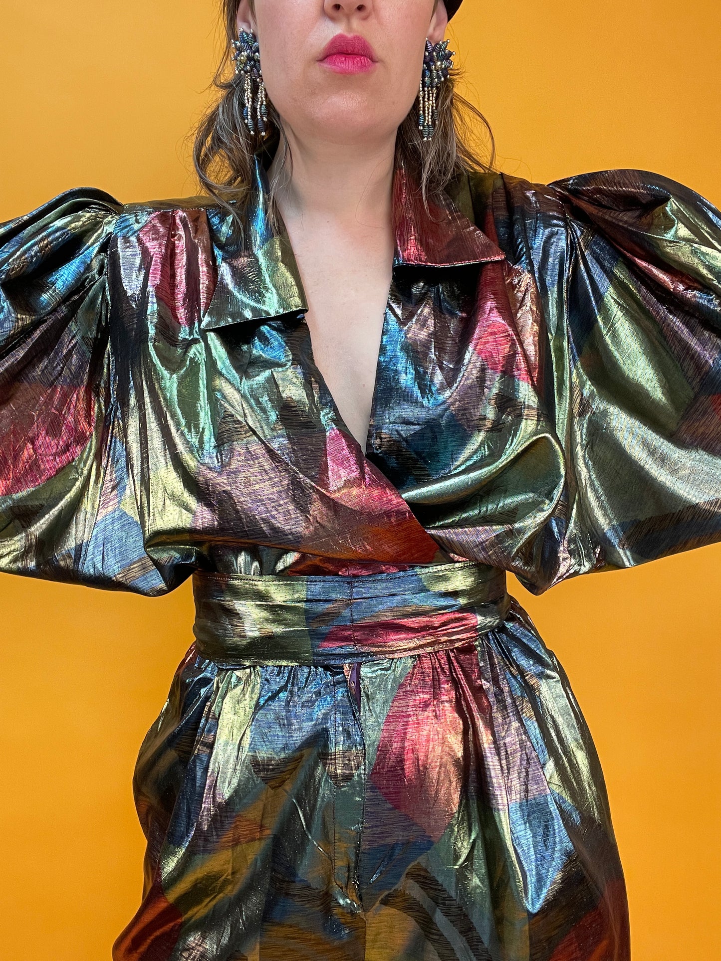 Glänzender Showstopper 80s Metallic-Jumpsuit aus gemustertem Lamé