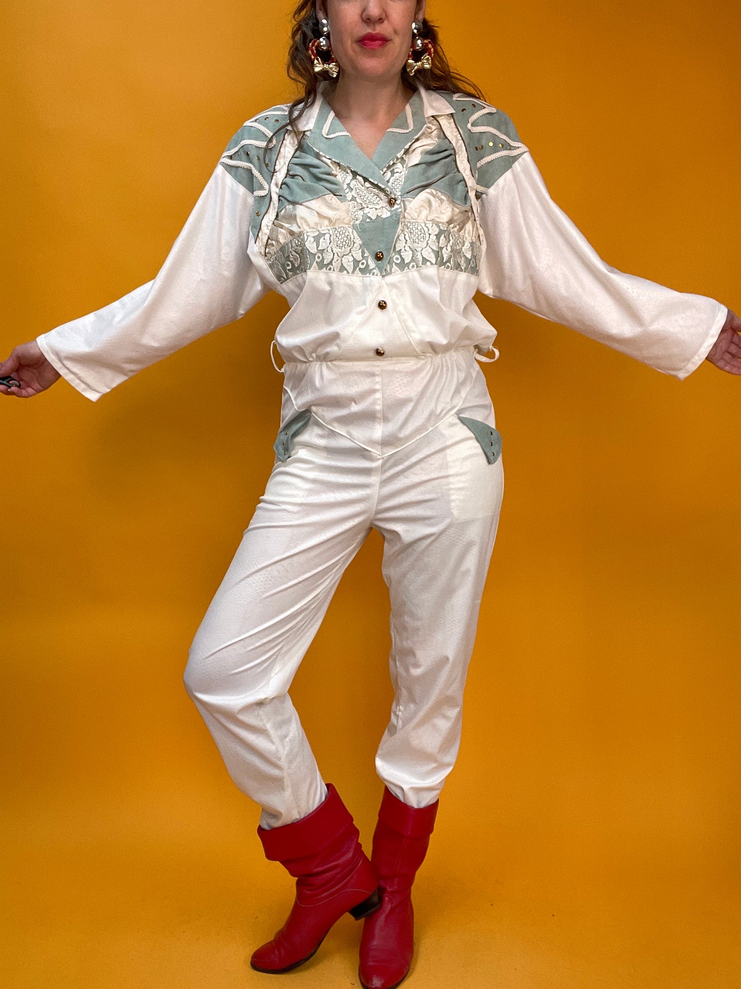 Showstopper 80s Jumpsuit aus Wetlook-Kroko mit opulentem Dekor