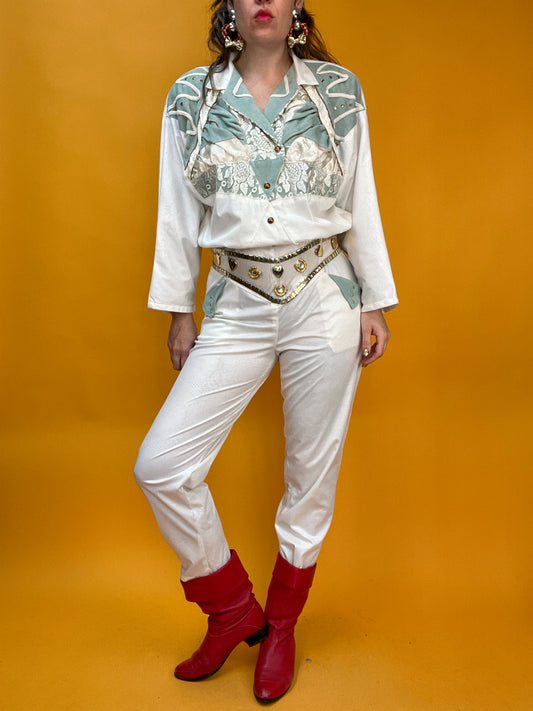 Showstopper 80s Jumpsuit aus Wetlook-Kroko mit opulentem Dekor