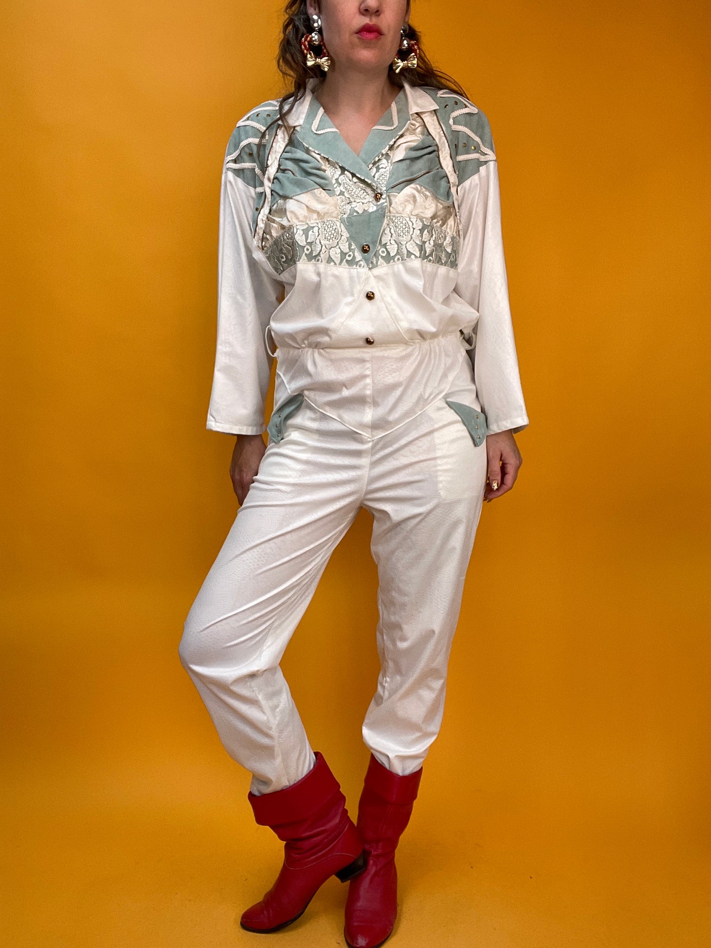 Showstopper 80s Jumpsuit aus Wetlook-Kroko mit opulentem Dekor