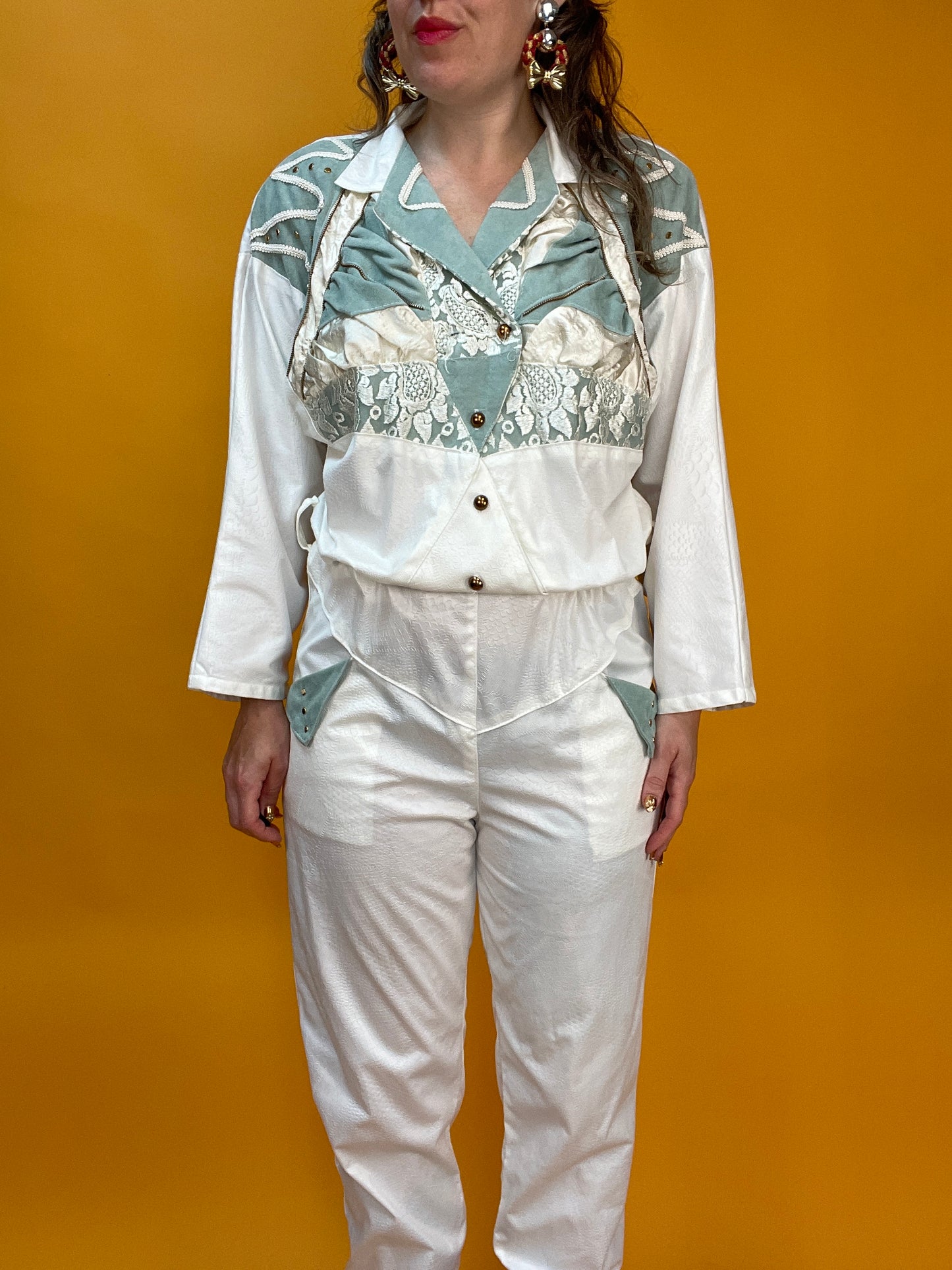 Showstopper 80s Jumpsuit aus Wetlook-Kroko mit opulentem Dekor