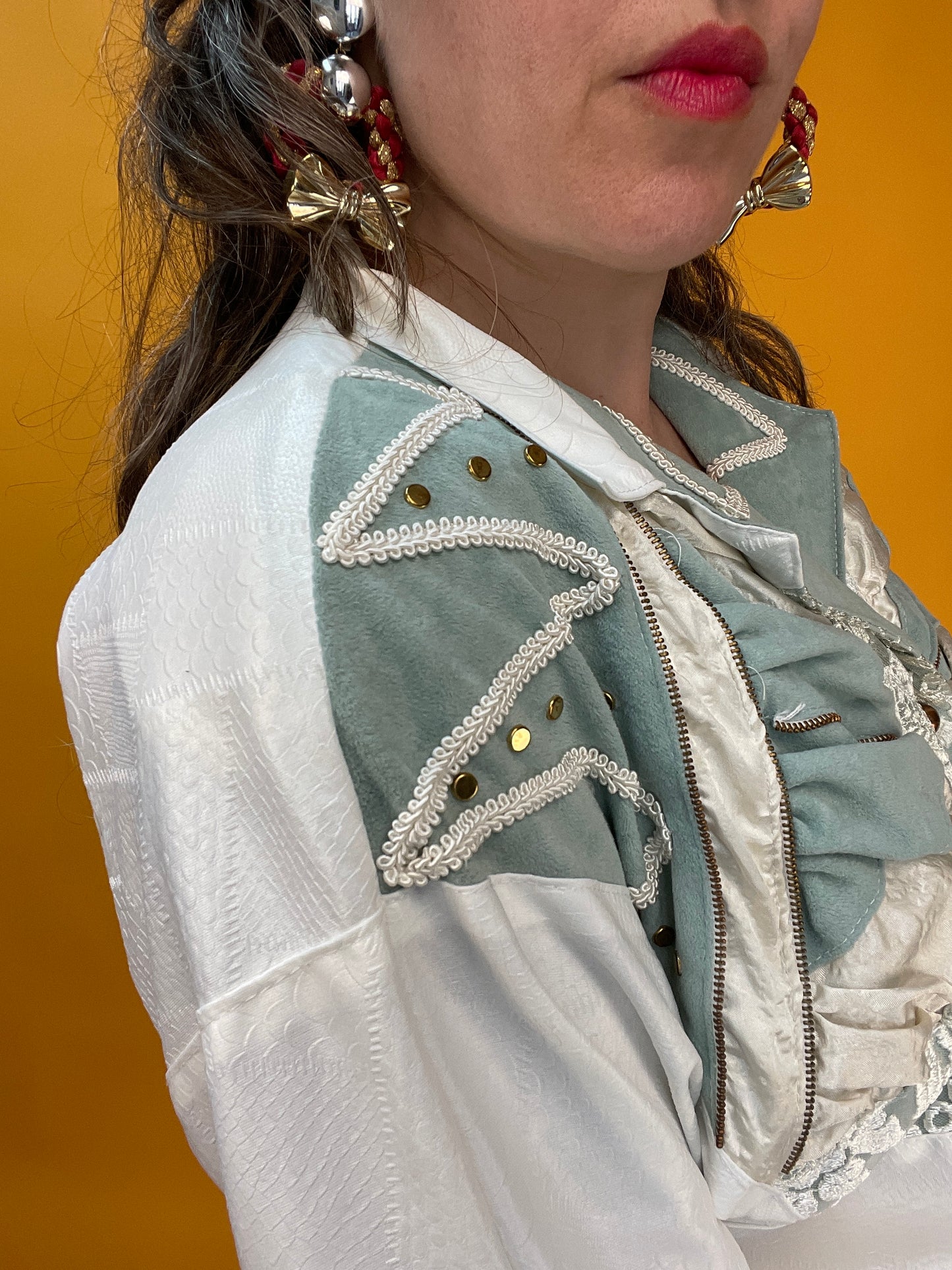 Showstopper 80s Jumpsuit aus Wetlook-Kroko mit opulentem Dekor