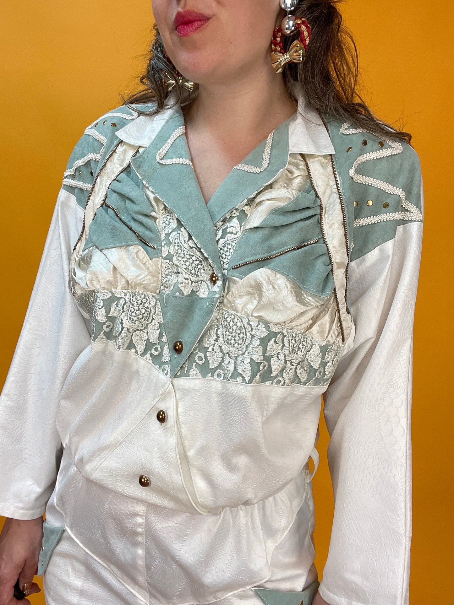 Showstopper 80s Jumpsuit aus Wetlook-Kroko mit opulentem Dekor