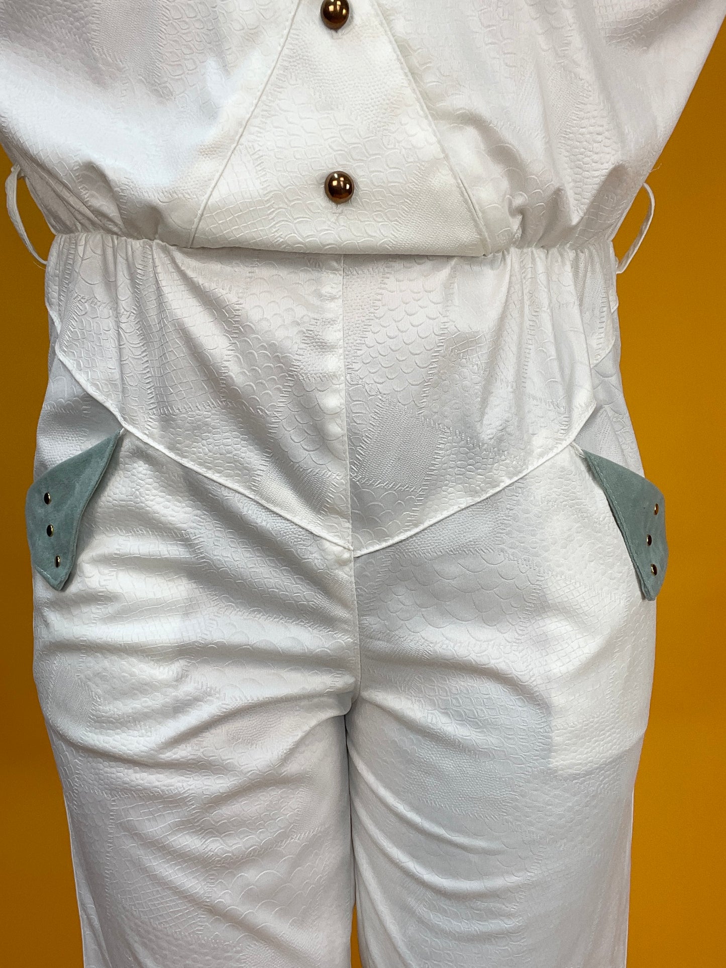 Showstopper 80s Jumpsuit aus Wetlook-Kroko mit opulentem Dekor