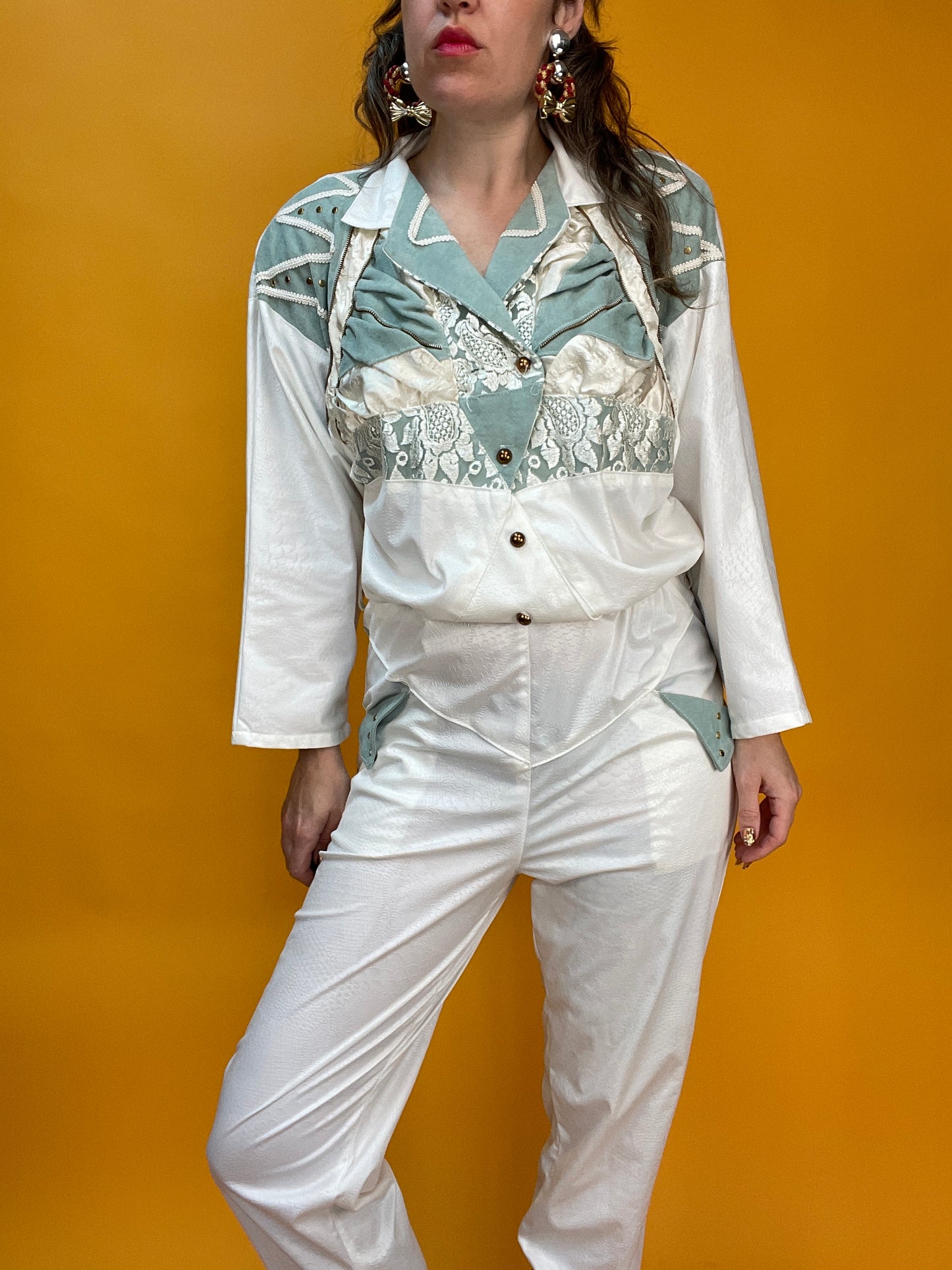 Showstopper 80s Jumpsuit aus Wetlook-Kroko mit opulentem Dekor