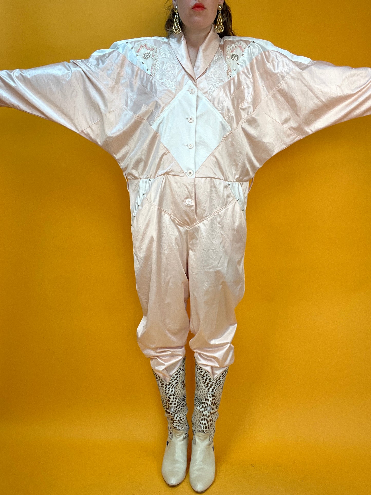 Pastellrosaner 80s Barbie-Core Jumpsuit mit opulentem Dekor