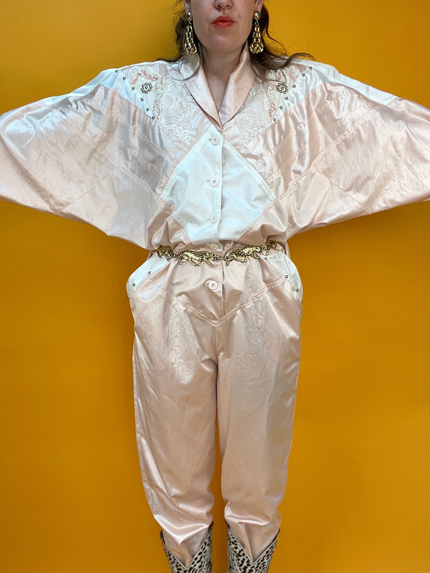 Pastellrosaner 80s Barbie-Core Jumpsuit mit opulentem Dekor