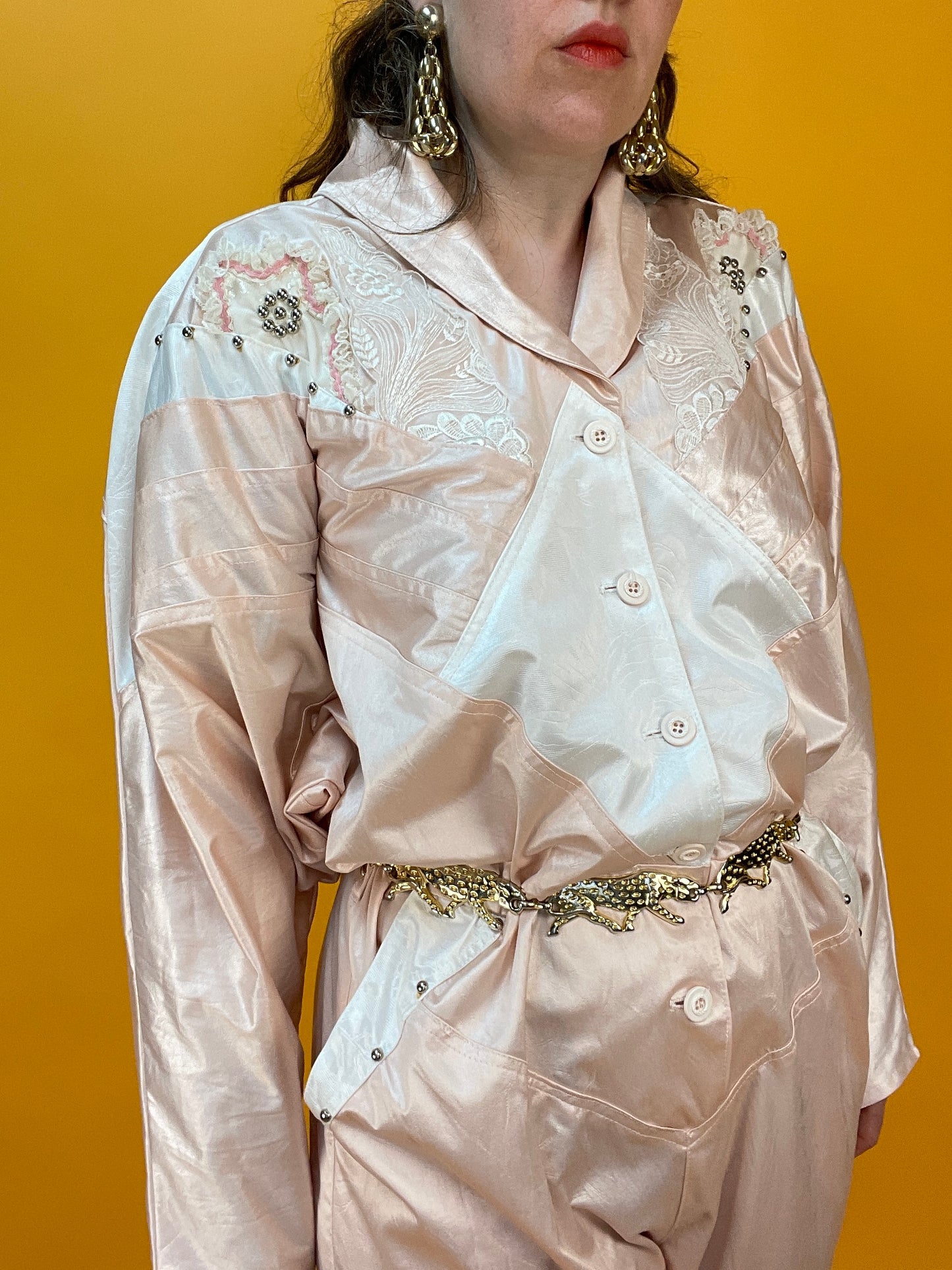 Pastellrosaner 80s Barbie-Core Jumpsuit mit opulentem Dekor