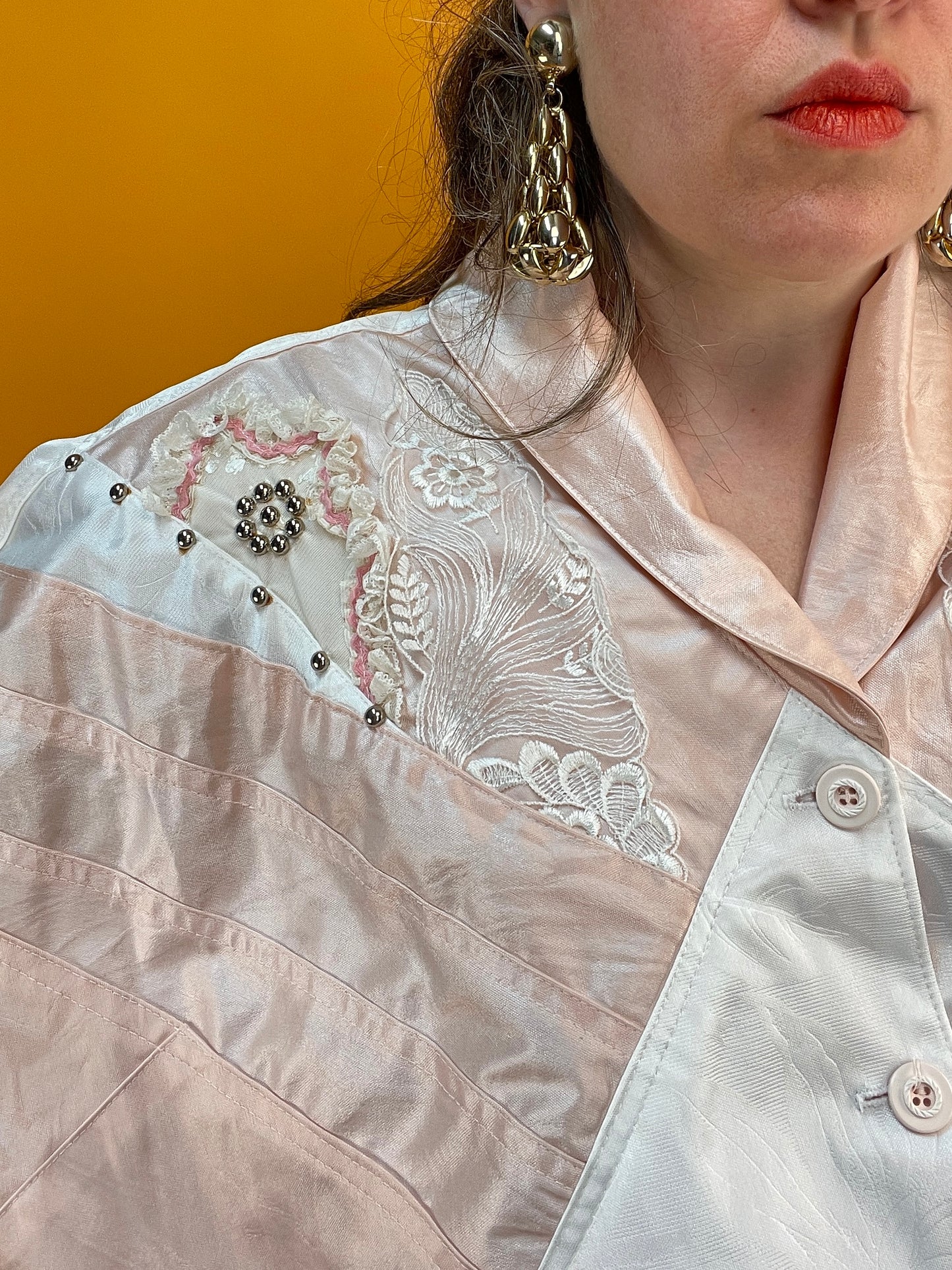 Pastellrosaner 80s Barbie-Core Jumpsuit mit opulentem Dekor