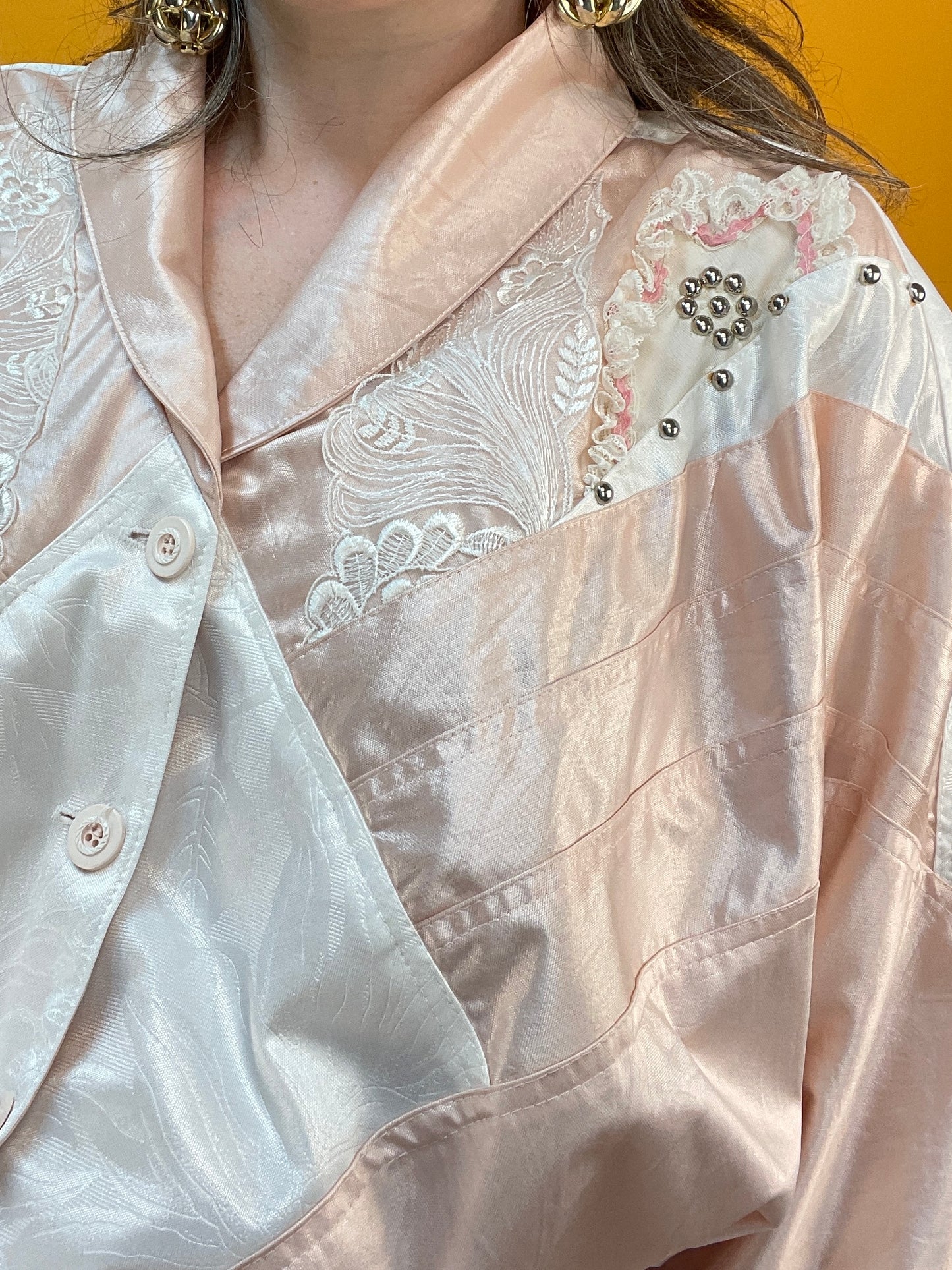 Pastellrosaner 80s Barbie-Core Jumpsuit mit opulentem Dekor