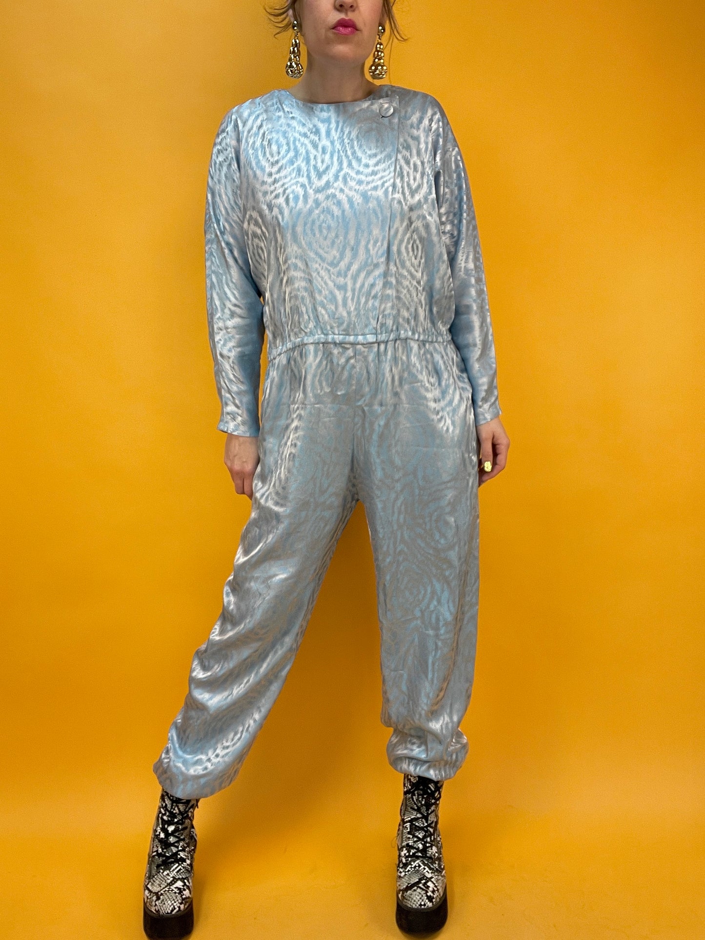 Fabulöser 80s Jumpsuit mit satinhaft schimmerndem Webmuster
