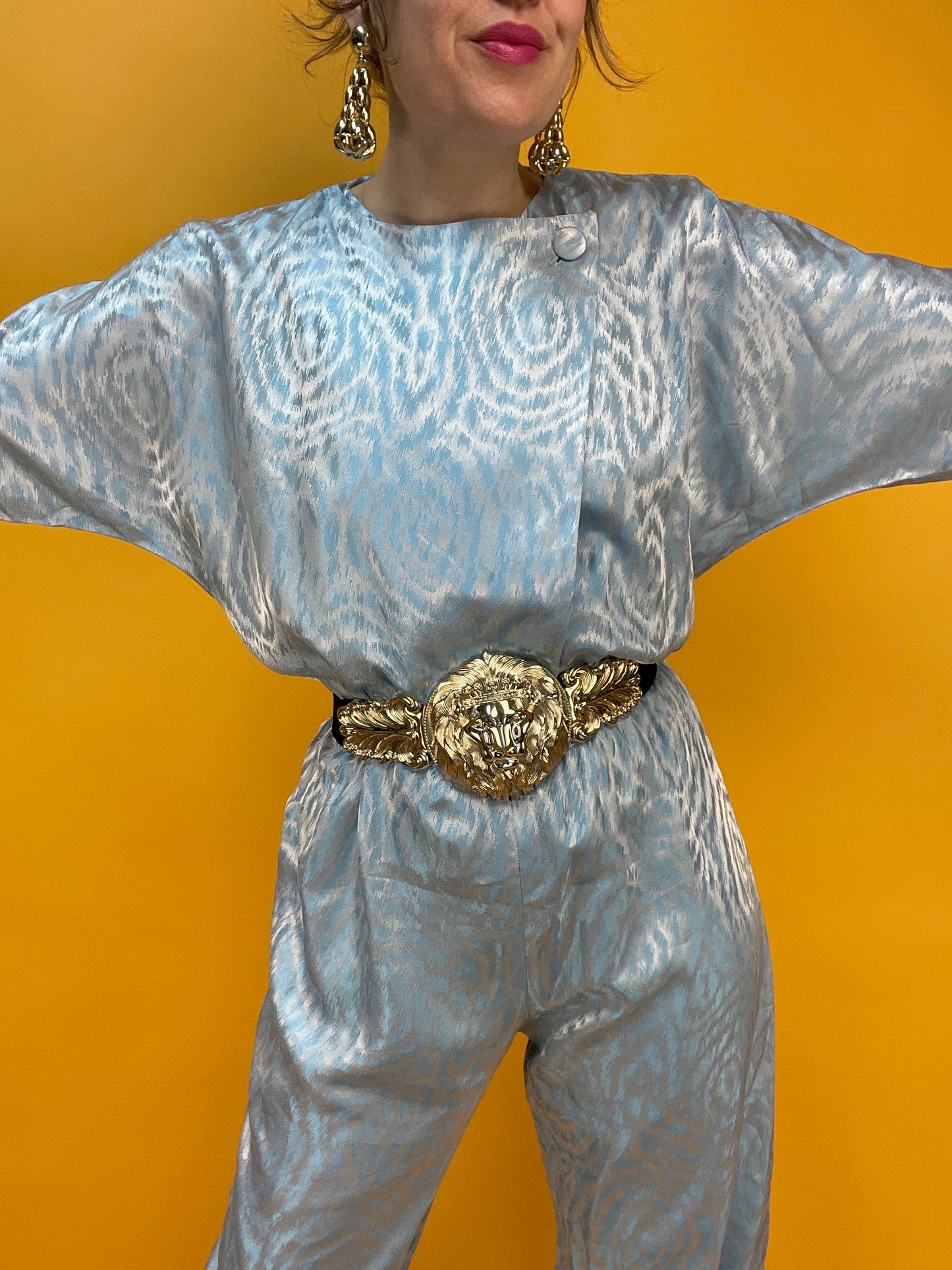 Fabulöser 80s Jumpsuit mit satinhaft schimmerndem Webmuster