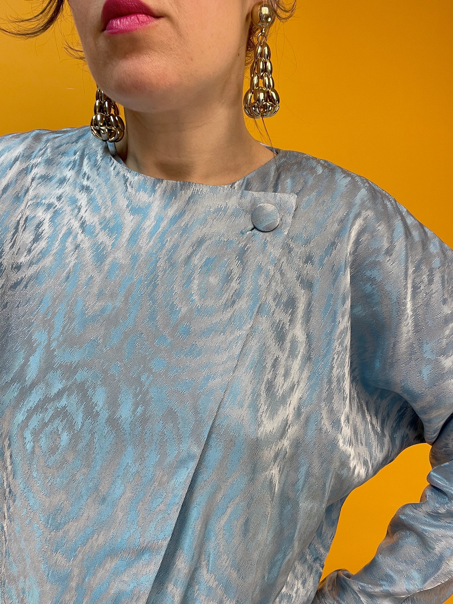 Fabulöser 80s Jumpsuit mit satinhaft schimmerndem Webmuster