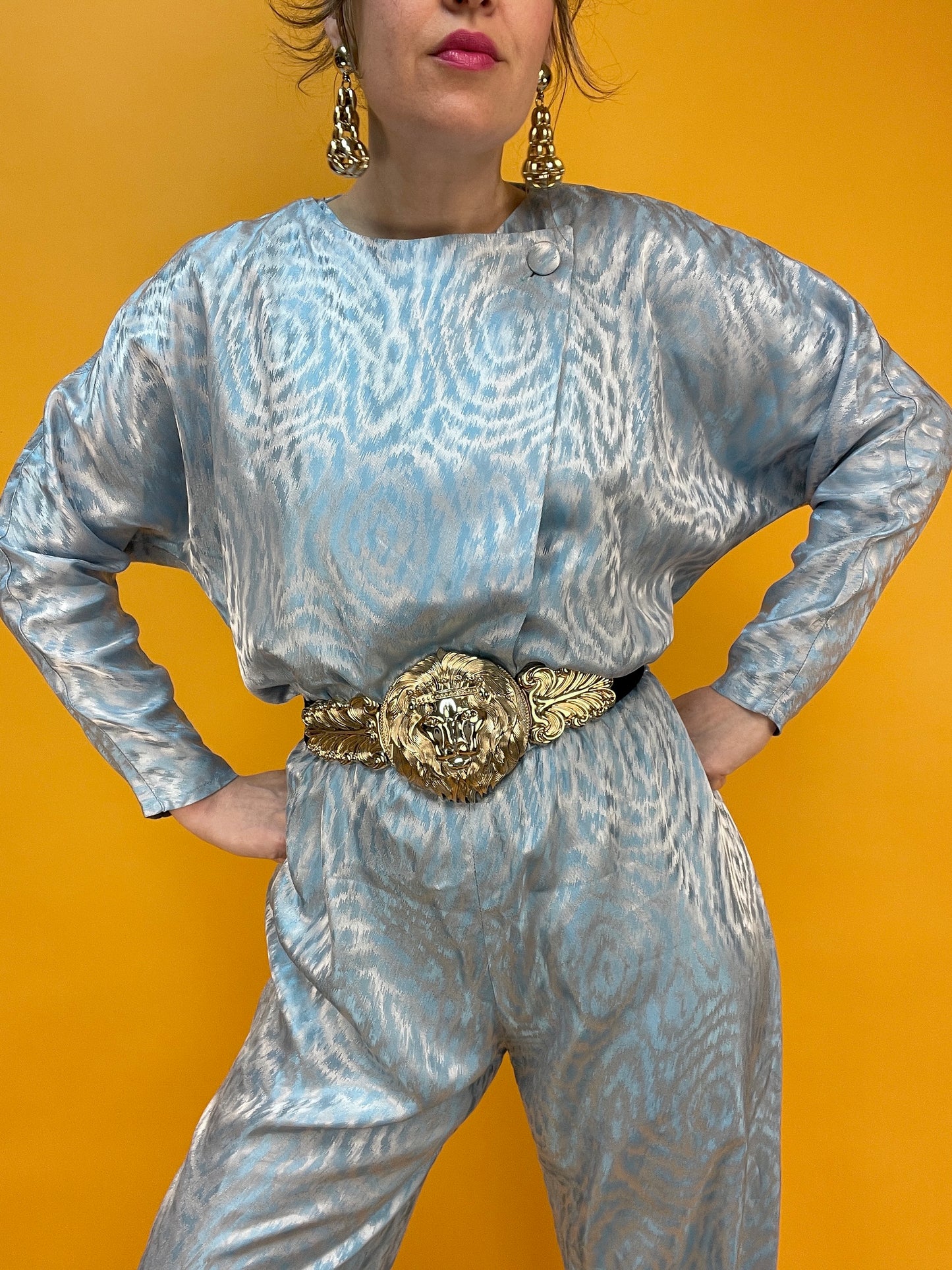 Fabulöser 80s Jumpsuit mit satinhaft schimmerndem Webmuster